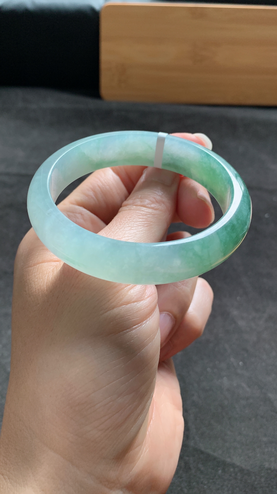 58圈口 天然A货翡翠飘绿手镯 种水好