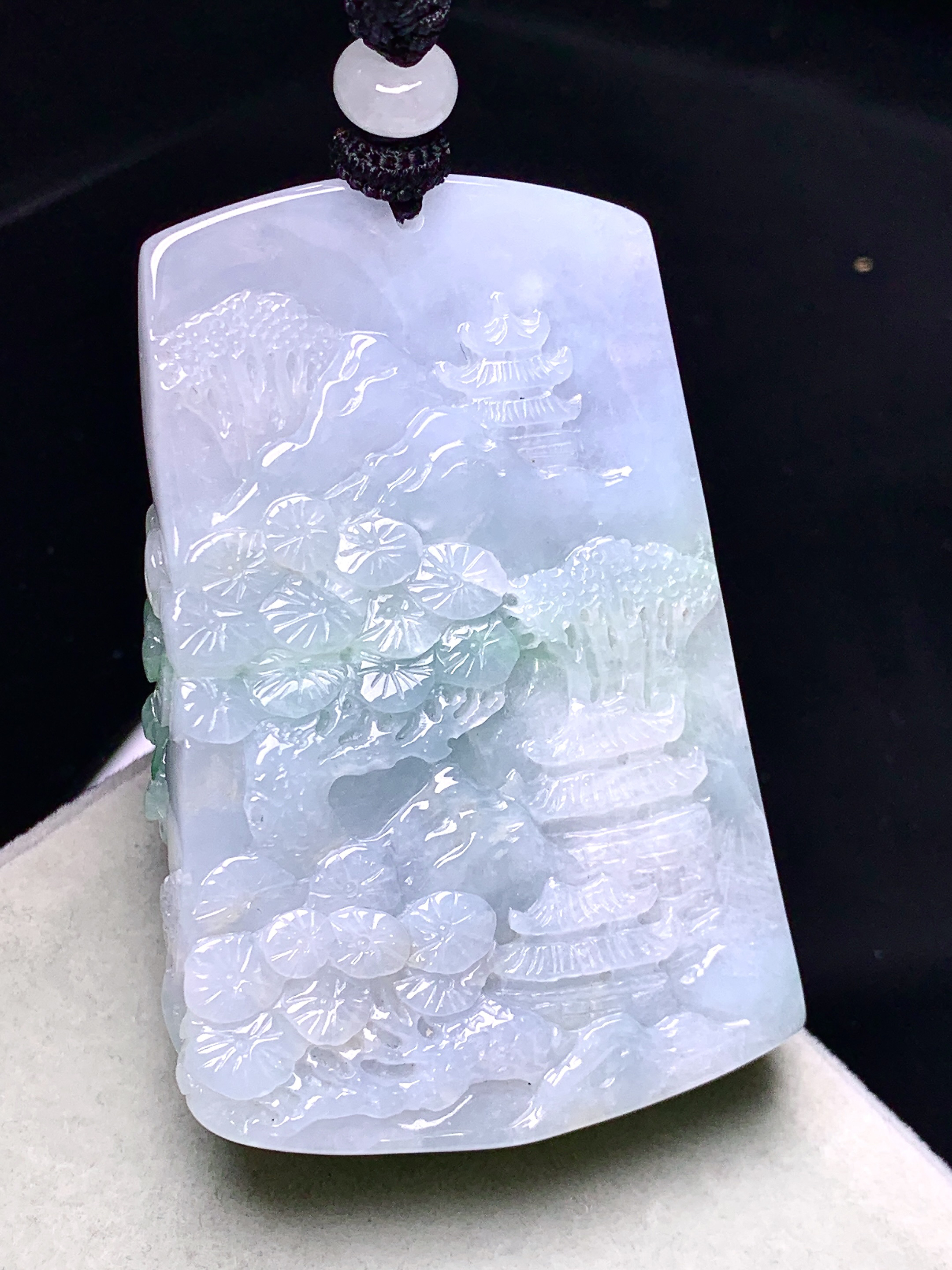 飘绿山水牌子吊坠 玉质细腻 色泽艳丽清新 水润亮眼 整体尺寸54.3*37*15w1