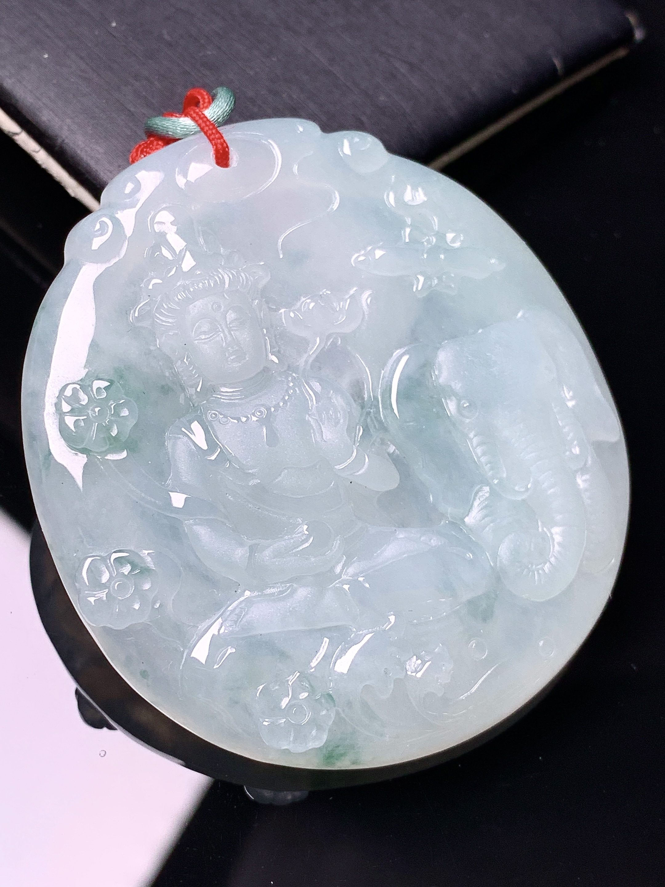 飘绿普贤观音菩萨吊坠 玉质细腻 色泽艳丽清新 水润亮眼 整体尺寸51.3*46.5*5.5b2