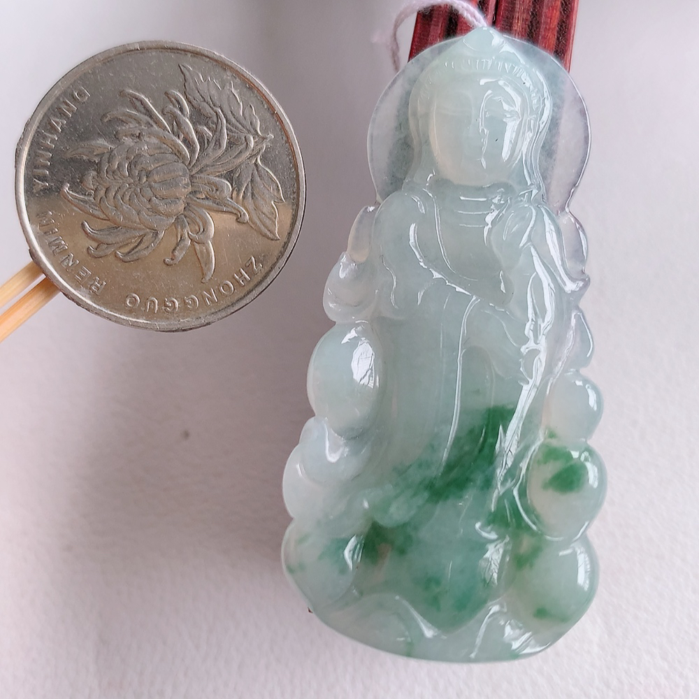 冰润飘花精雕观音吊坠，法相端庄大气，工艺精湛，种色浓郁，细腻饱满冰润，种老水足，收藏佳品，佩戴大气  W415.2   尺寸：52.5-25-5.3mm