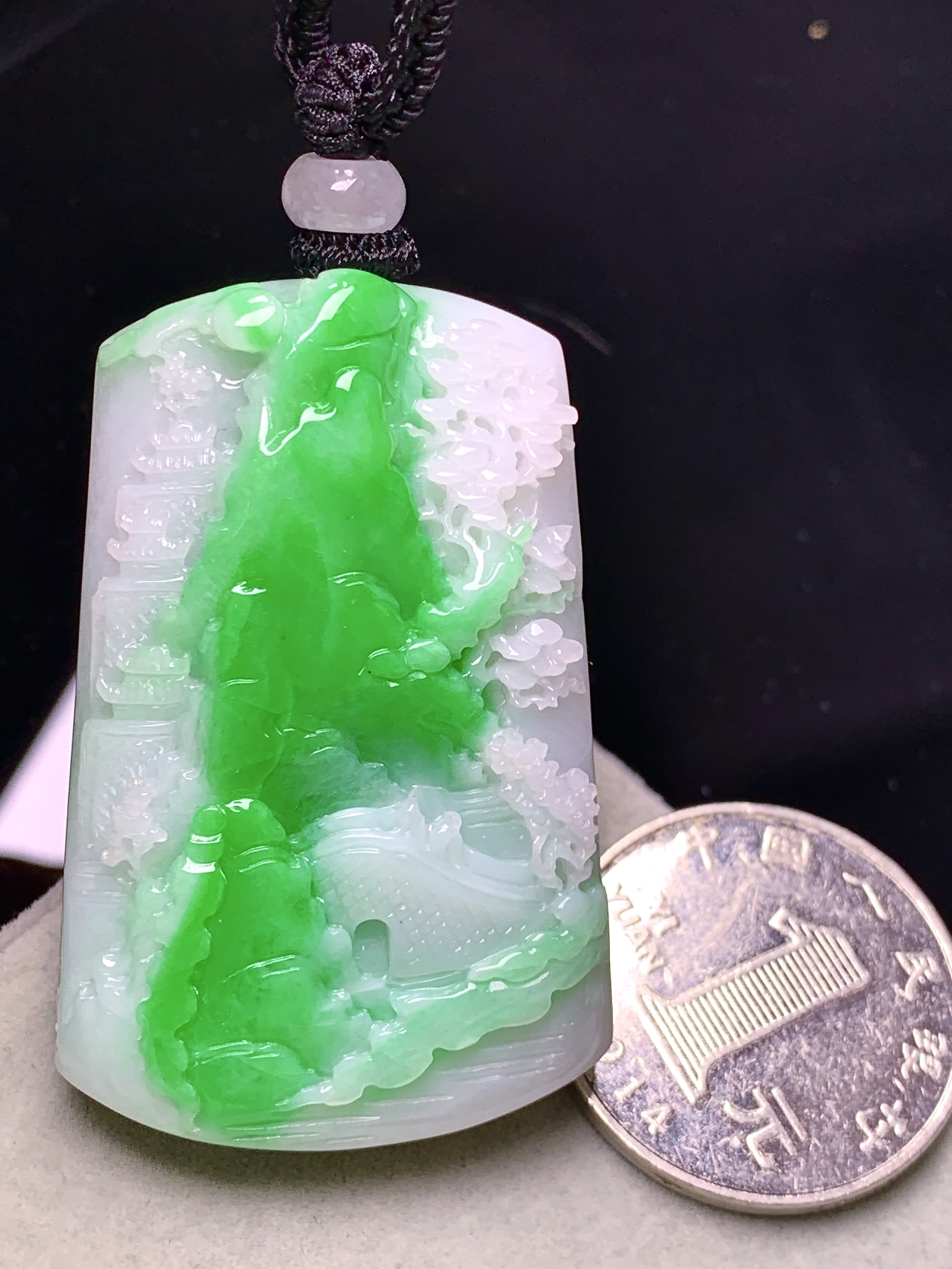 飘阳绿山水牌子吊坠 玉质细腻 色泽艳丽清新 水润亮眼 整体尺寸47.2*30.5*9.8w1