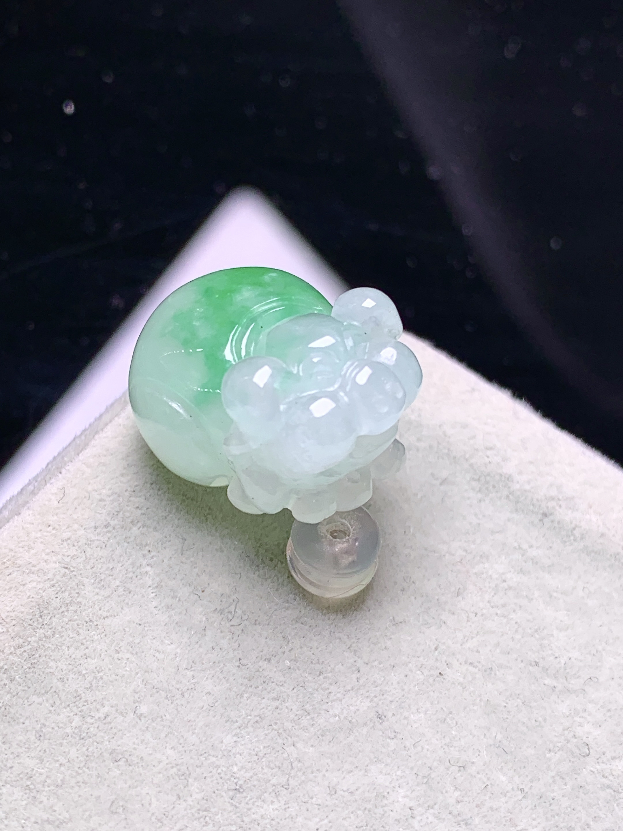 飘绿生肖猪吊坠 玉质细腻 色泽艳丽清新 水润亮眼 整体尺寸17.5*12*10.8a5