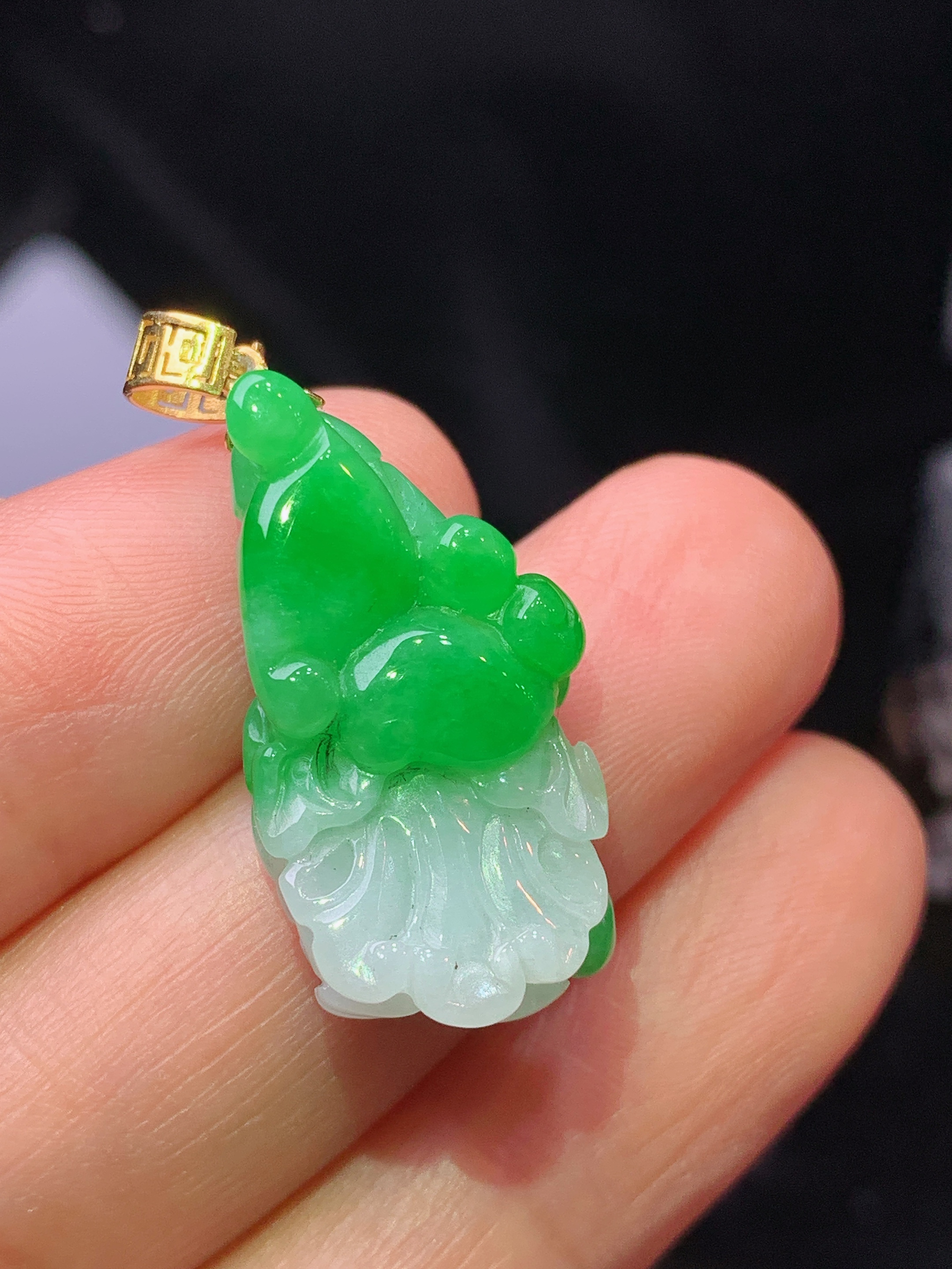 18k金镶嵌飘绿白菜吊坠 玉质细腻 色泽艳丽清新 水润亮眼 整体尺寸30.8*12.8*6.6z1