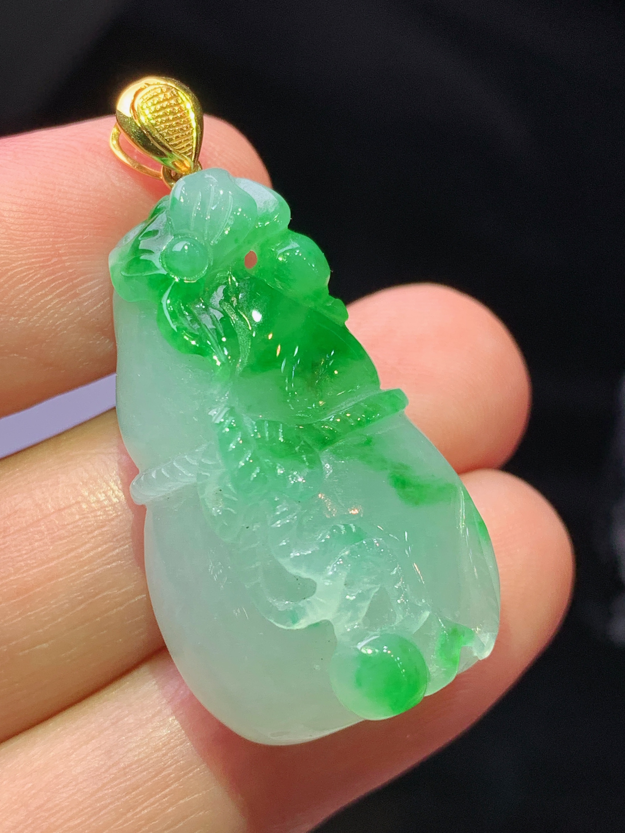 18k金镶嵌飘绿仿古葫芦吊坠 玉质细腻 色泽艳丽清新 水润亮眼 整体尺寸35.8*17.7*12a5