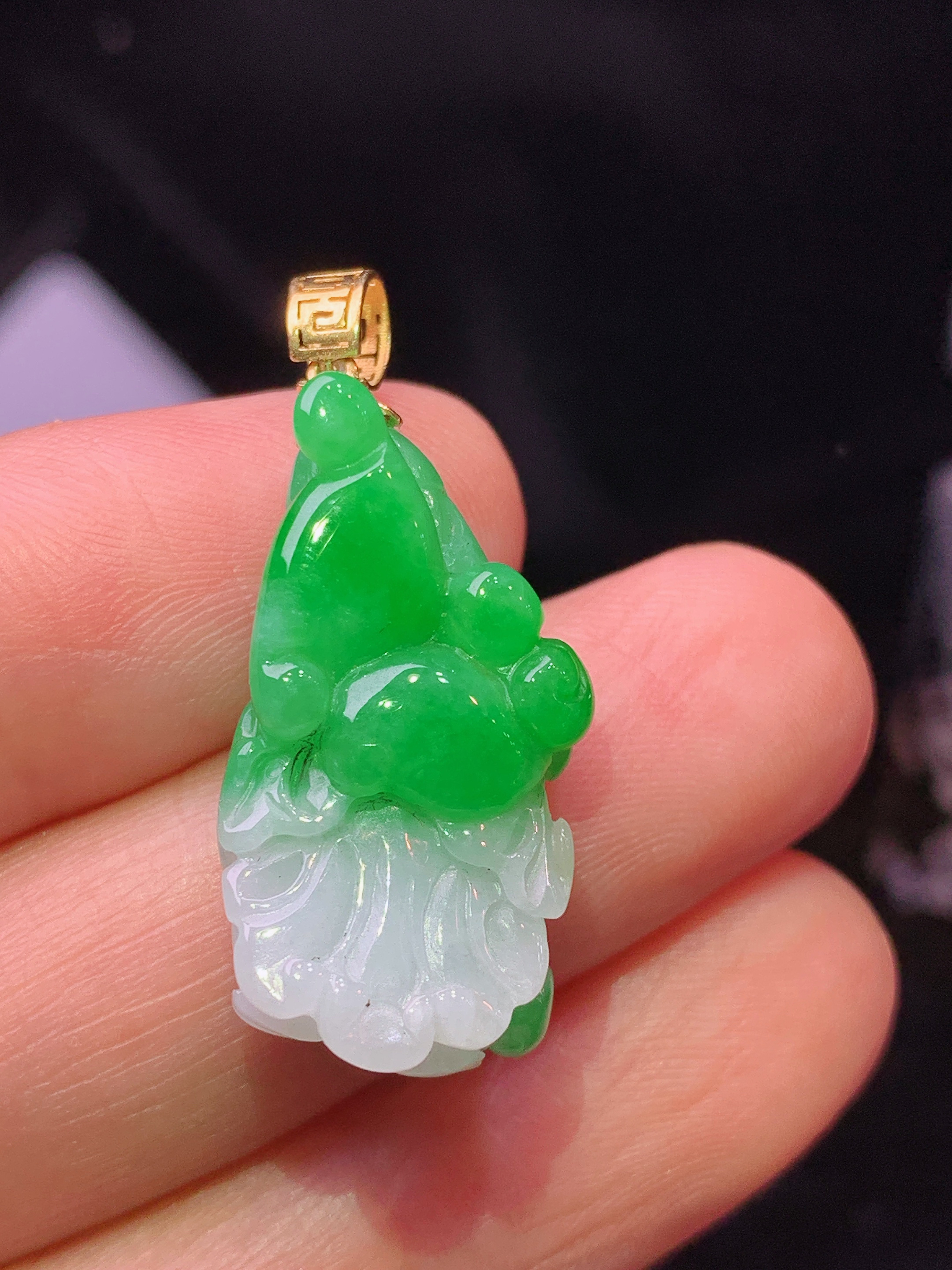 18k金镶嵌飘绿白菜吊坠 玉质细腻 色泽艳丽清新 水润亮眼 整体尺寸30.8*12.8*6.6z1