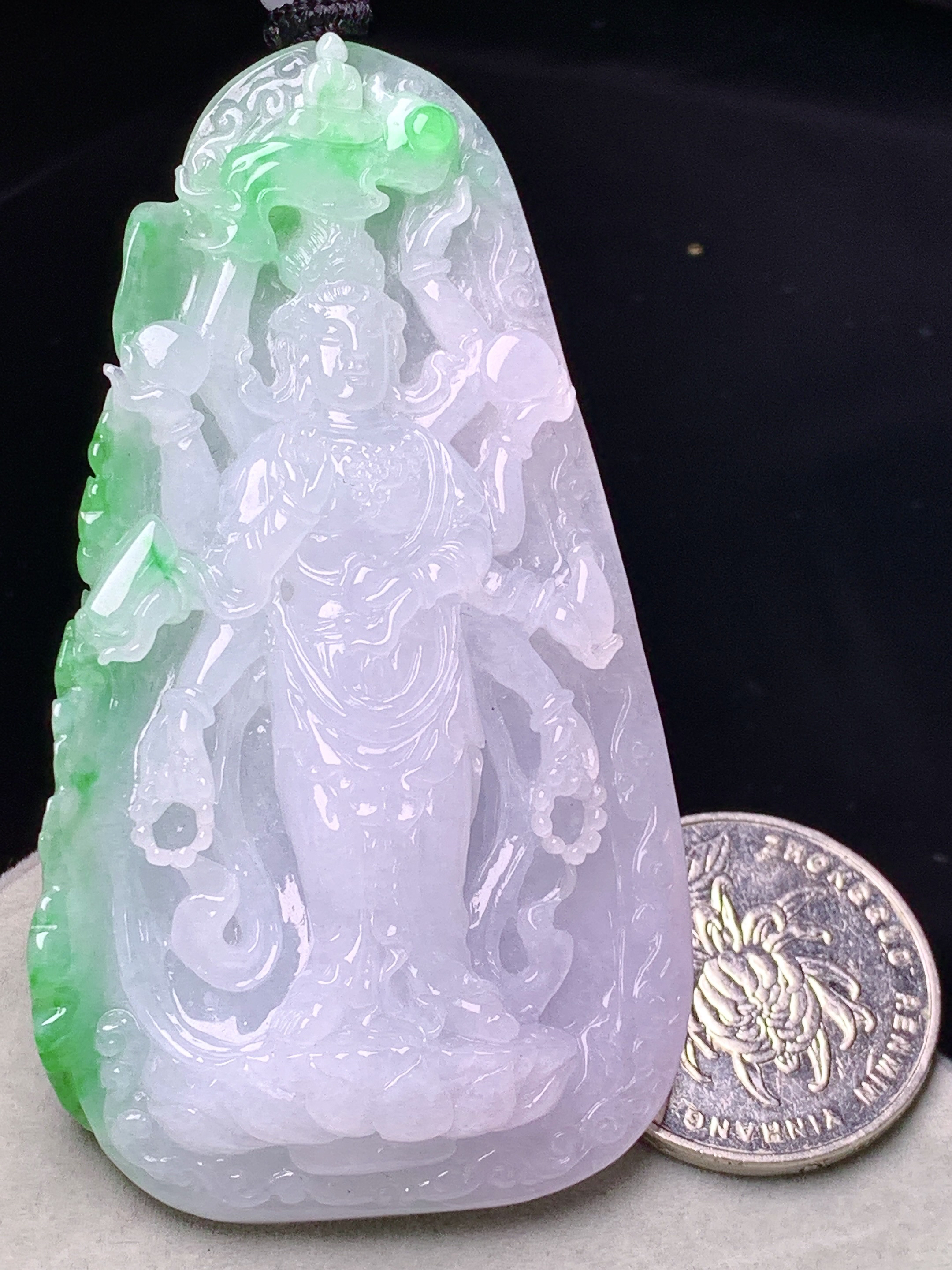 飘绿千手观音菩萨吊坠 玉质细腻 色泽艳丽清新 水润亮眼 整体尺寸72.3*40.5*12.3w1