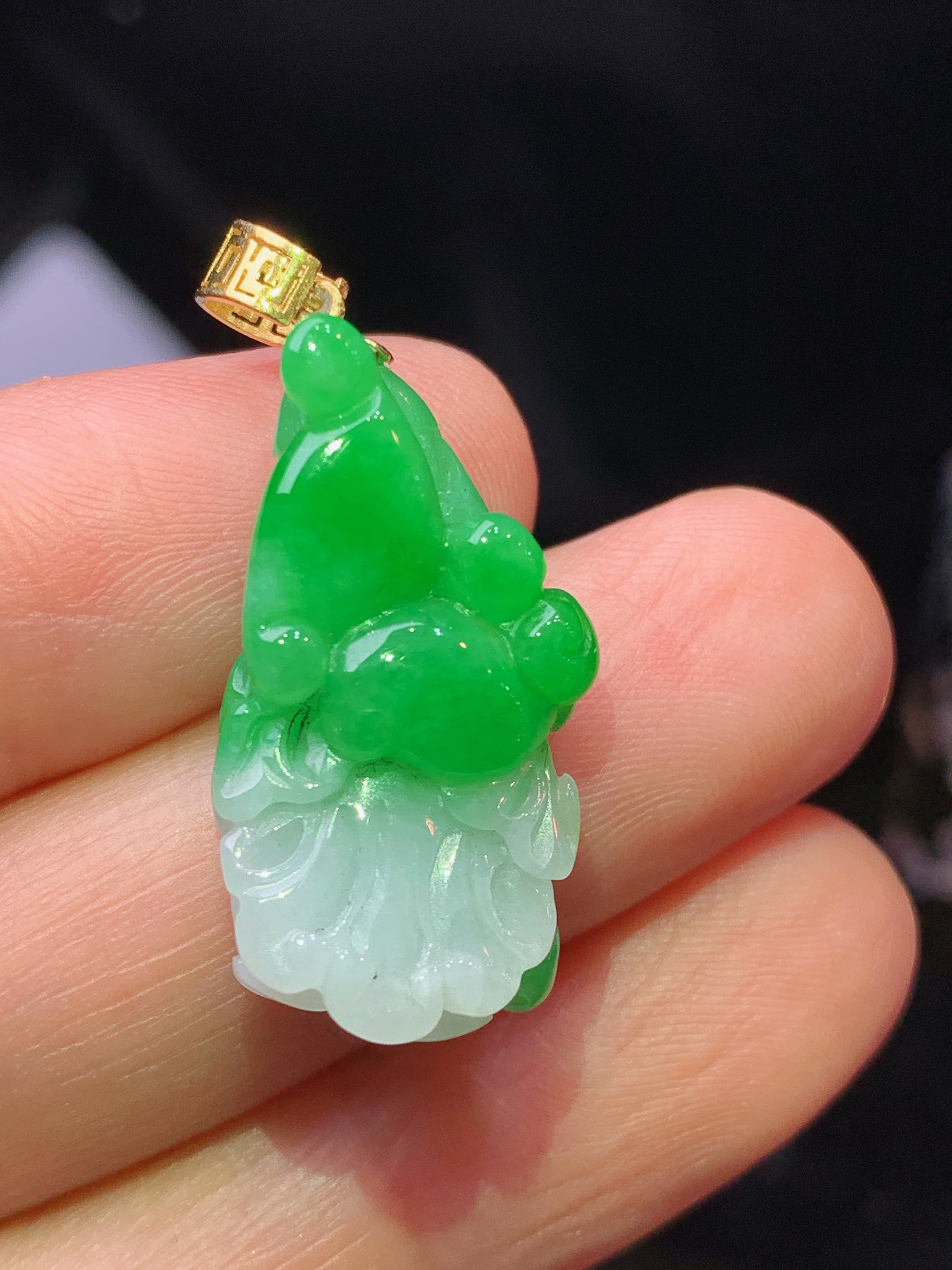 18k金镶嵌飘绿白菜吊坠 玉质细腻 色泽艳丽清新 水润亮眼 整体尺寸30.8*12.8*6.6z1