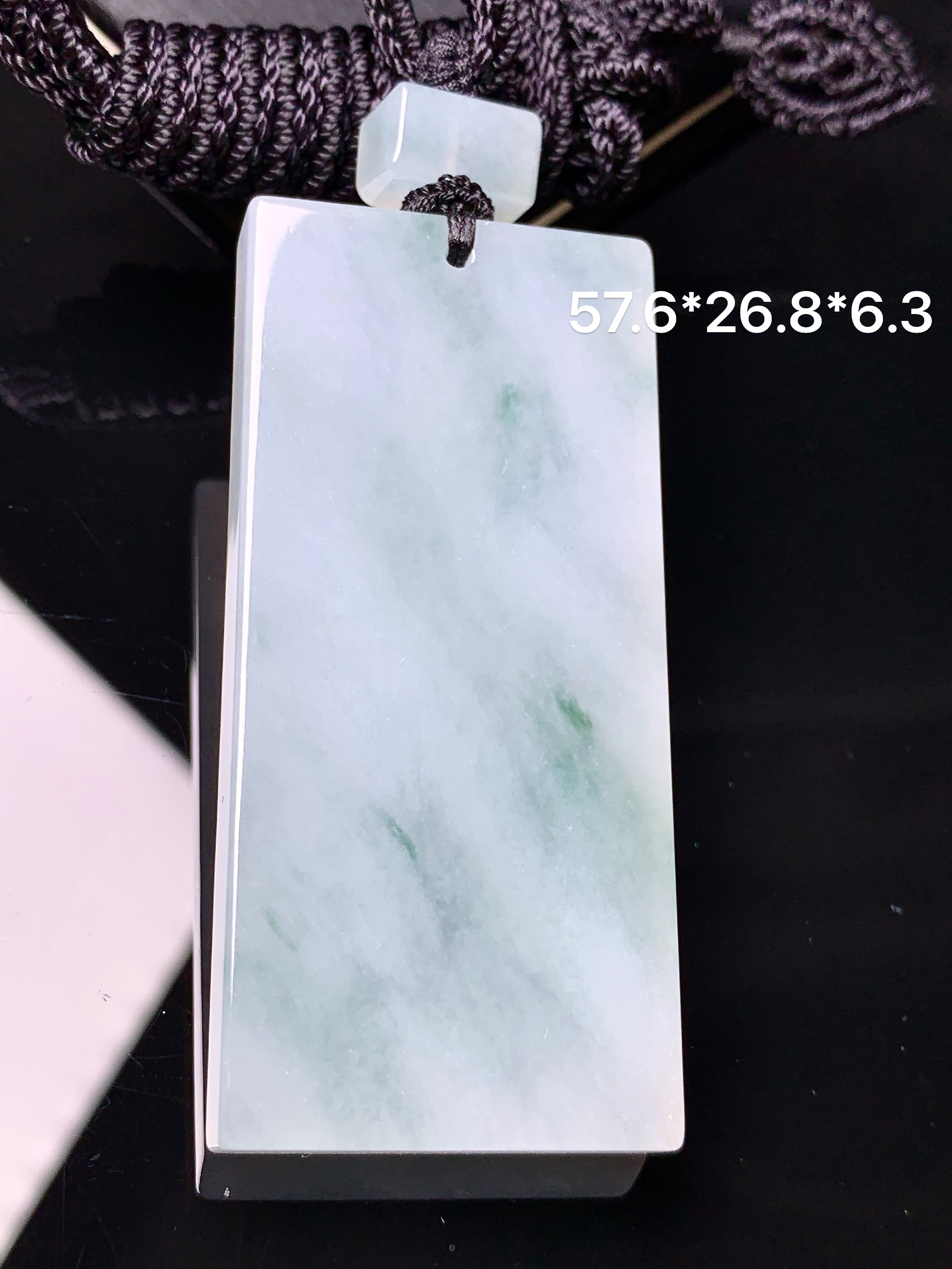 飘绿无事牌吊坠 玉质细腻 色泽艳丽清新 水润亮眼 整体尺寸57.6*26.8*6.3L1
