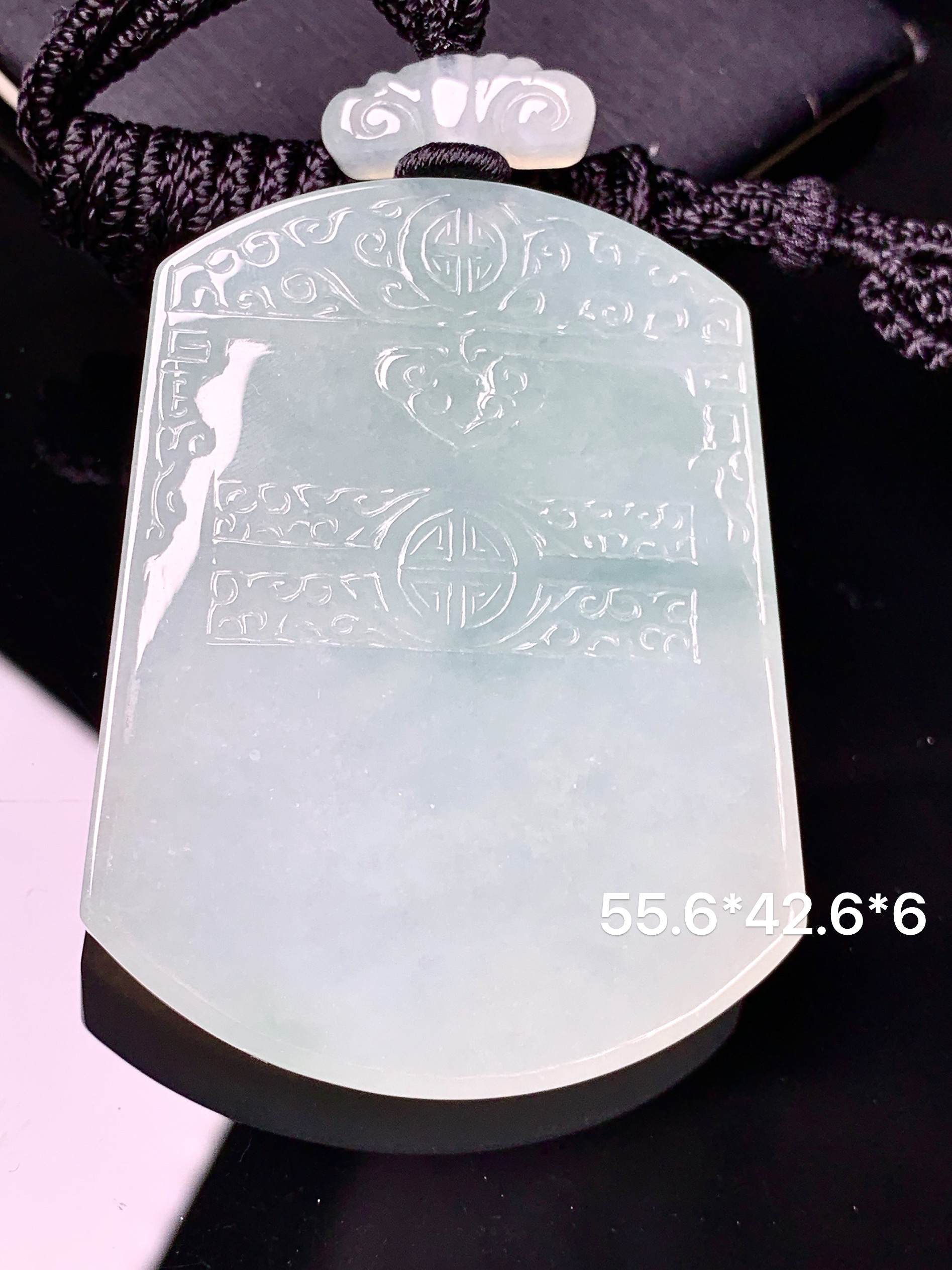 飘花无事牌吊坠 玉质细腻 色泽艳丽清新 水润亮眼 整体尺寸55.6*42.6*6L1