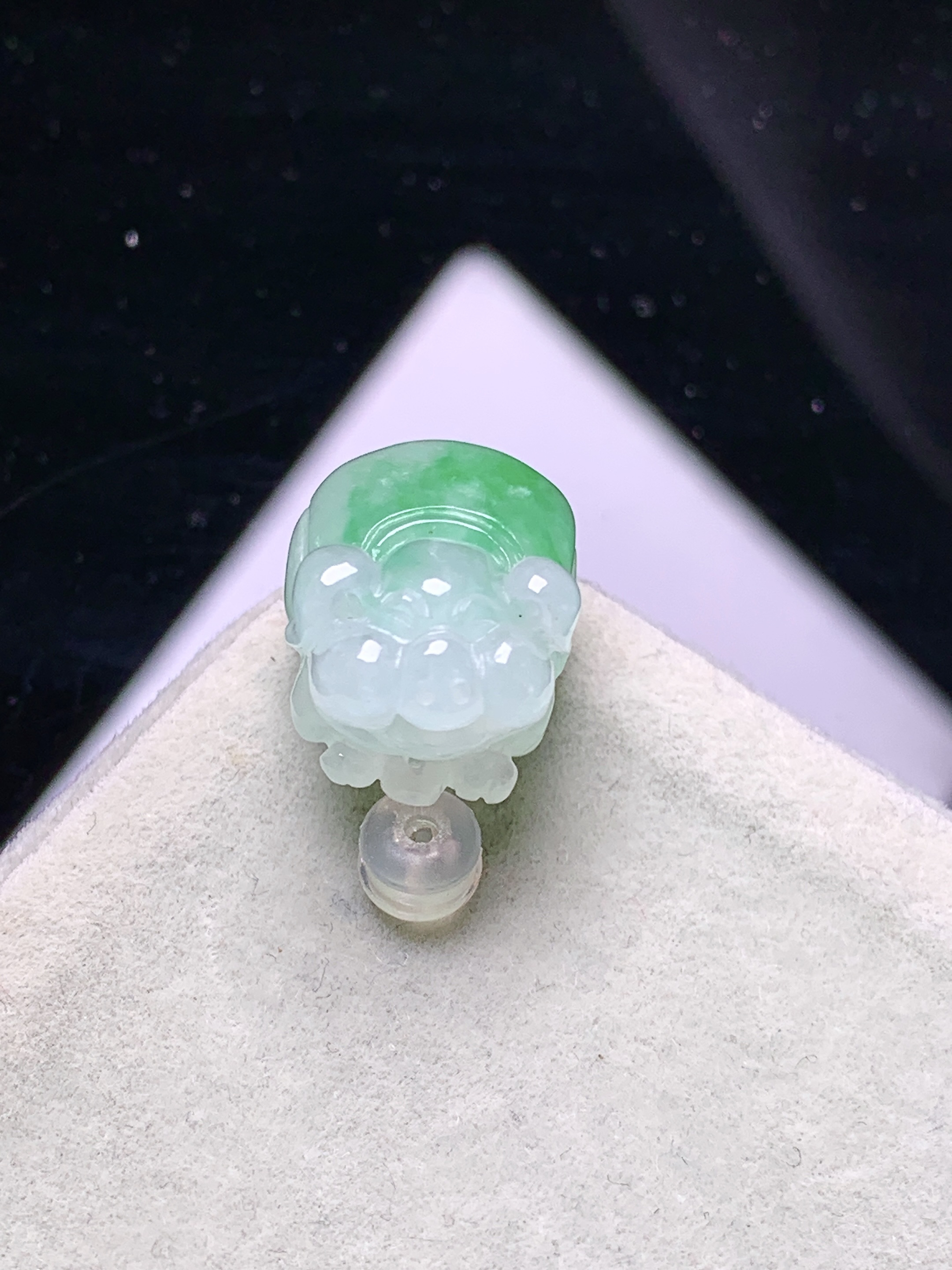 飘绿生肖猪吊坠 玉质细腻 色泽艳丽清新 水润亮眼 整体尺寸17.5*12*10.8a5