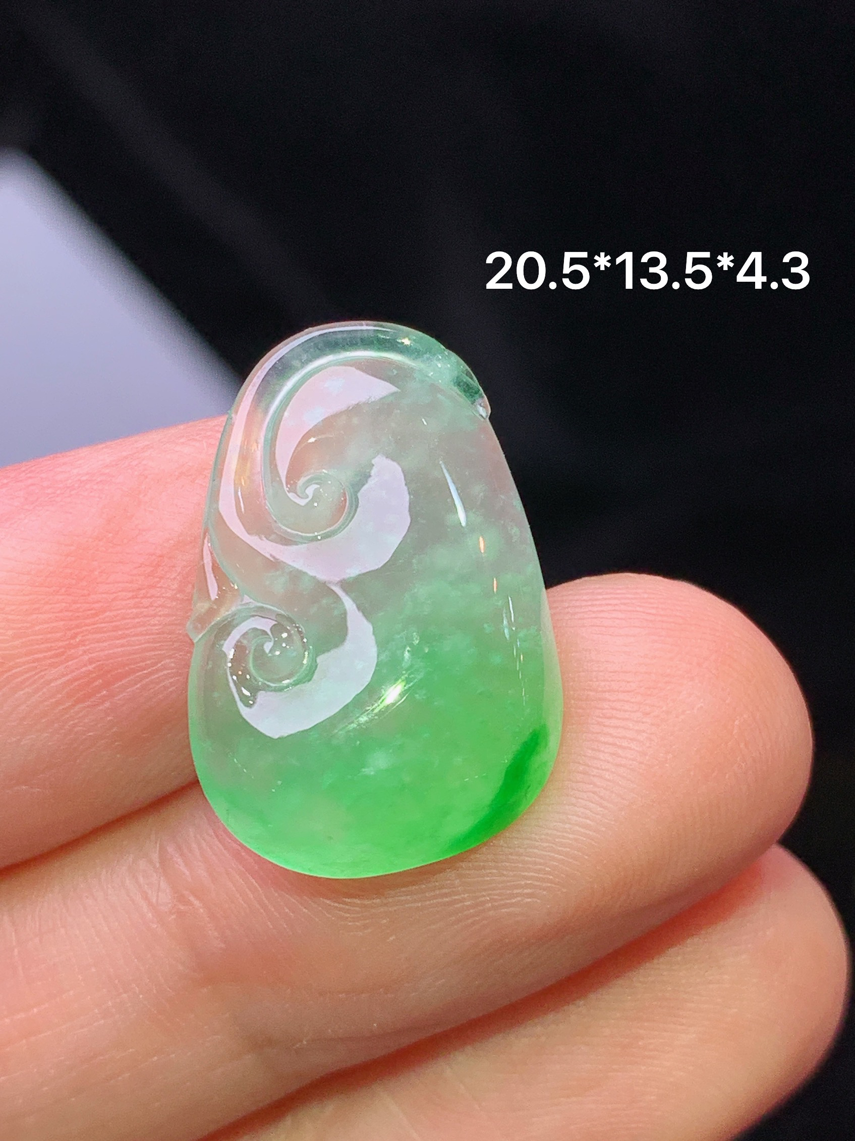冰种飘绿如意吊坠 玉质细腻 色泽艳丽清新 水润亮眼 整体尺寸20.5*13.5*4.3z1