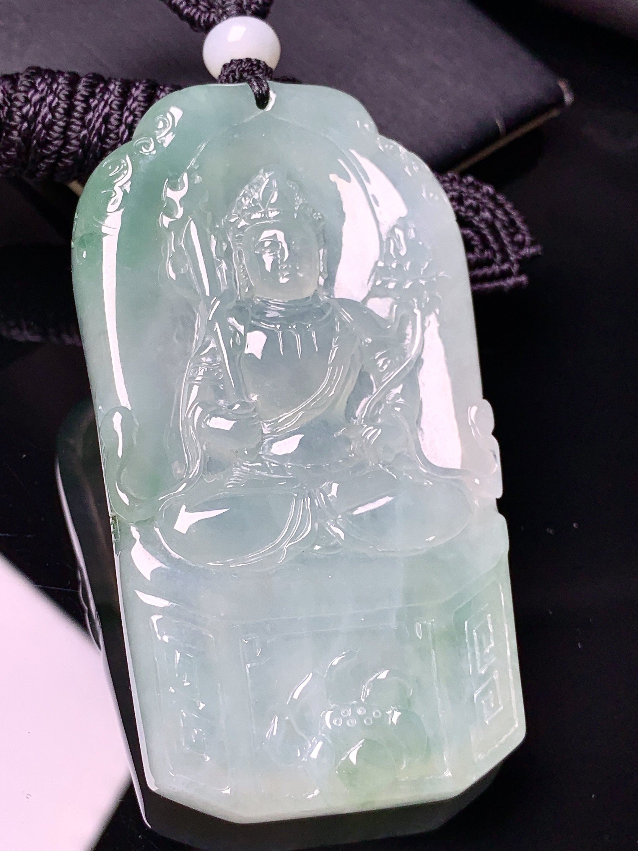 飘绿观音菩萨吊坠 玉质细腻 色泽艳丽清新 水润亮眼 整体尺寸69.8*38.5*6.8L1