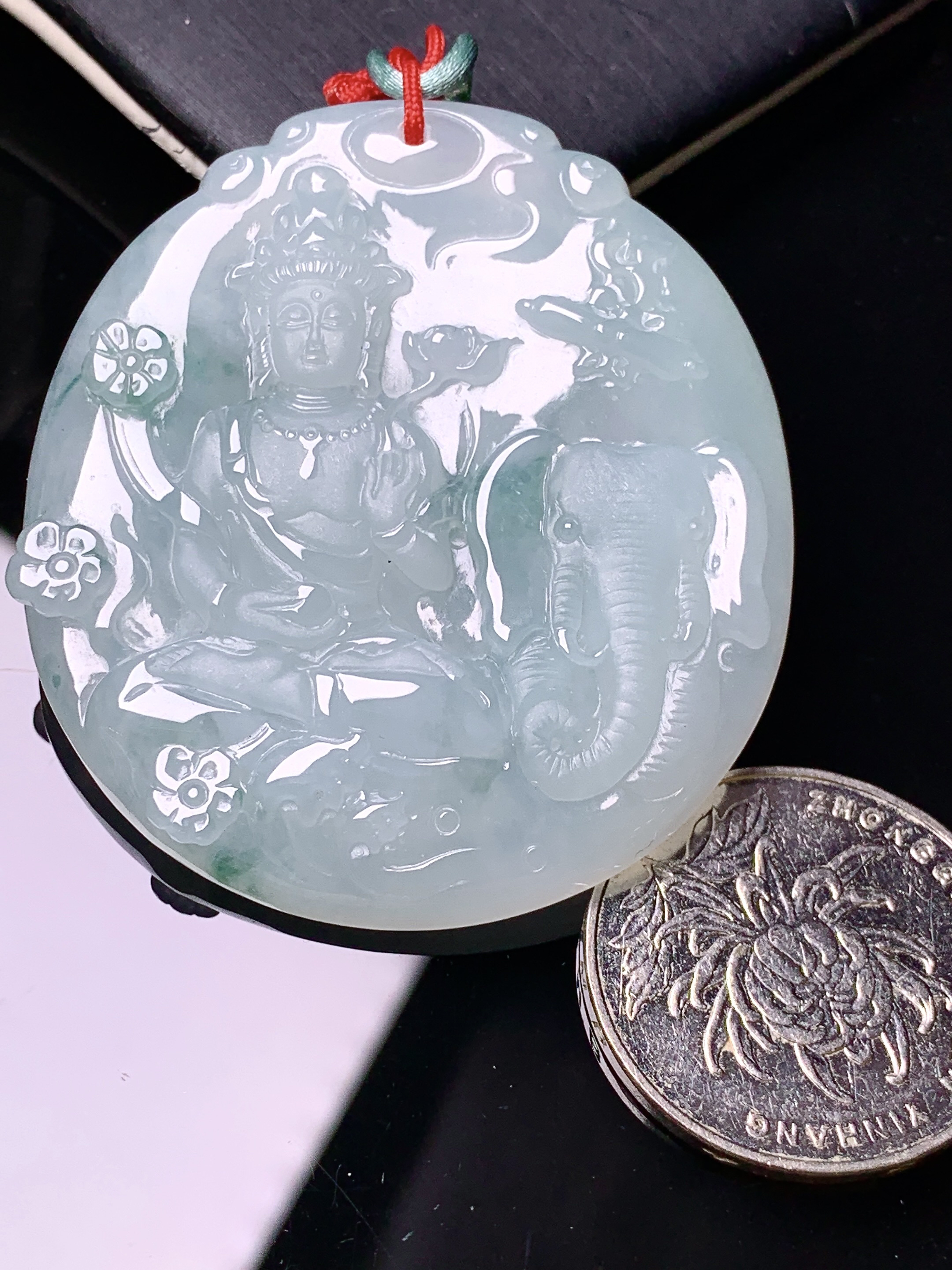 飘绿普贤观音菩萨吊坠 玉质细腻 色泽艳丽清新 水润亮眼 整体尺寸51.3*46.5*5.5b2