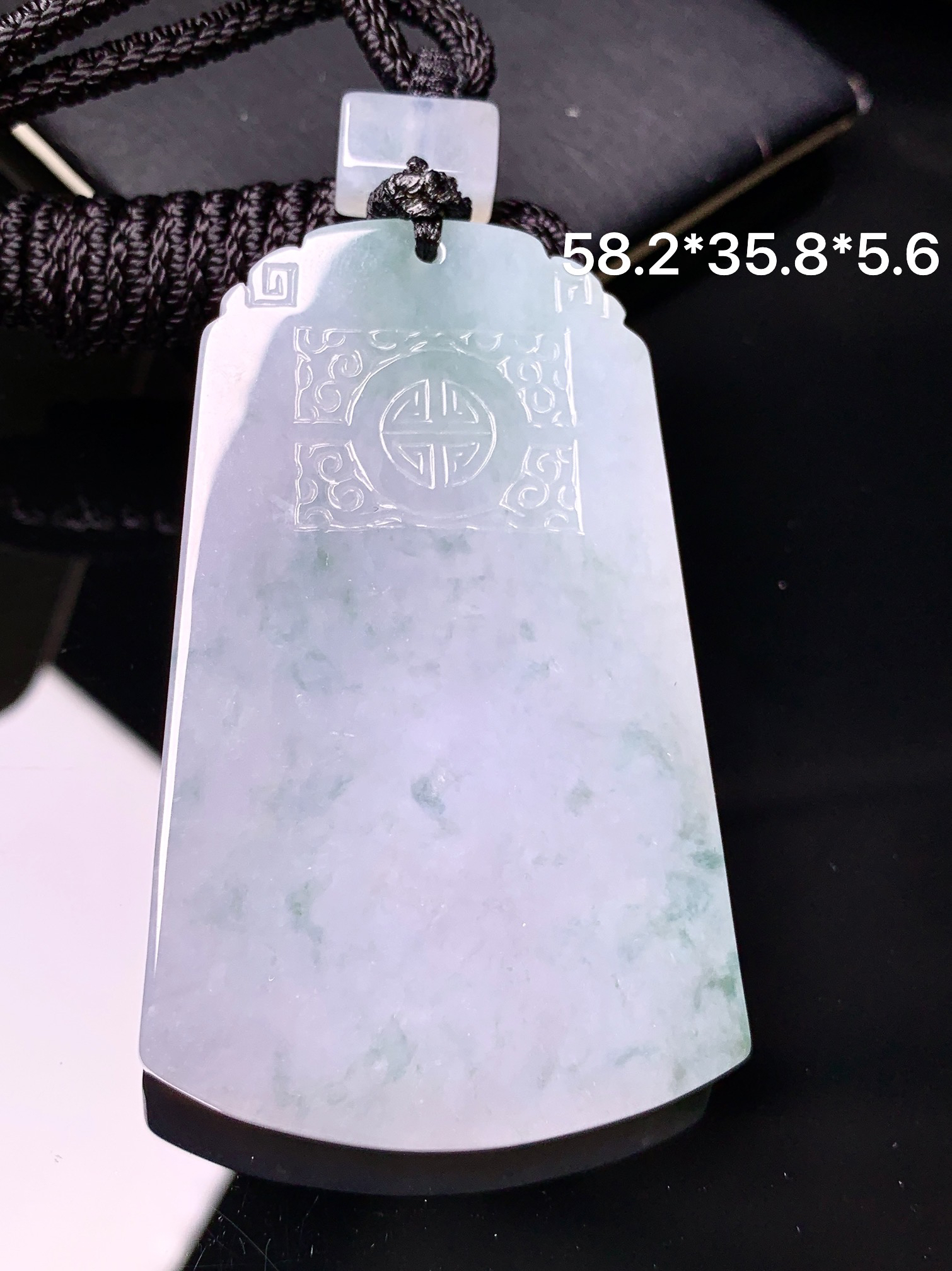 飘花无事牌吊坠 玉质细腻 色泽艳丽清新 水润亮眼 整体尺寸58.2*35.8*5.6L1