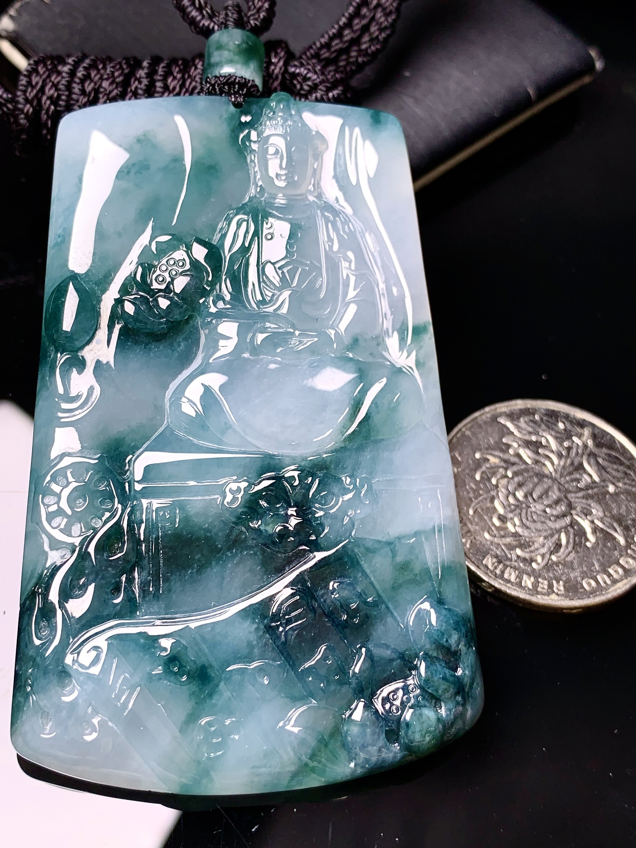 飘蓝观音菩萨吊坠 玉质细腻 色泽艳丽清新 水润亮眼 整体尺寸69.2*42.6*5.6L1