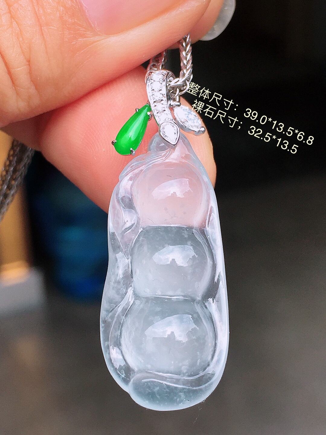 冰种福豆吊坠，玉质细腻，荧光感超
强，饱满圆润，尽显优雅气质，18k
金豪华镶嵌