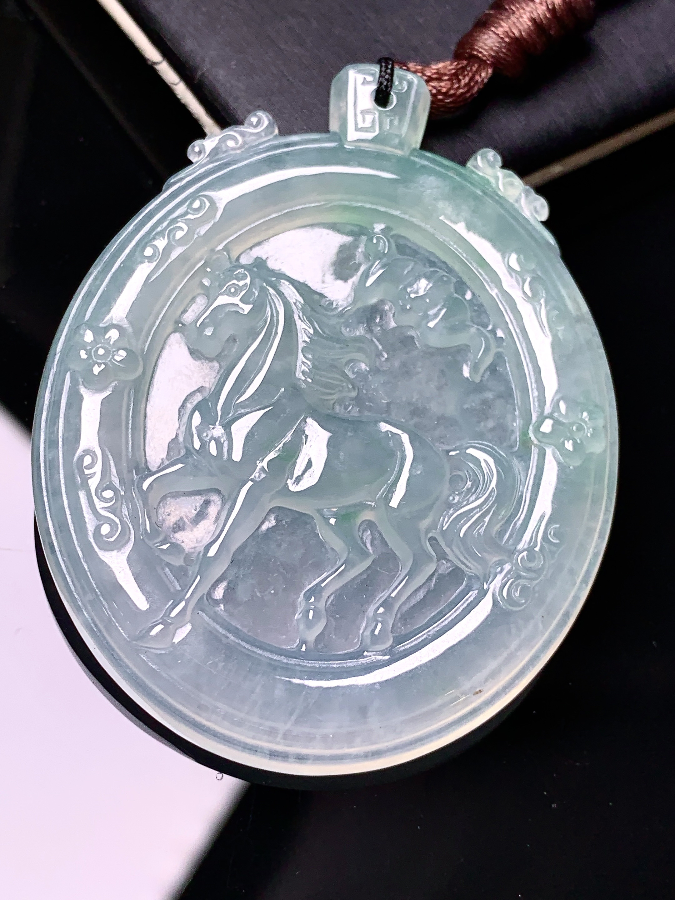 冰种生肖马吊坠 玉质细腻 色泽艳丽清新 水润亮眼 整体尺寸51*41*6b2