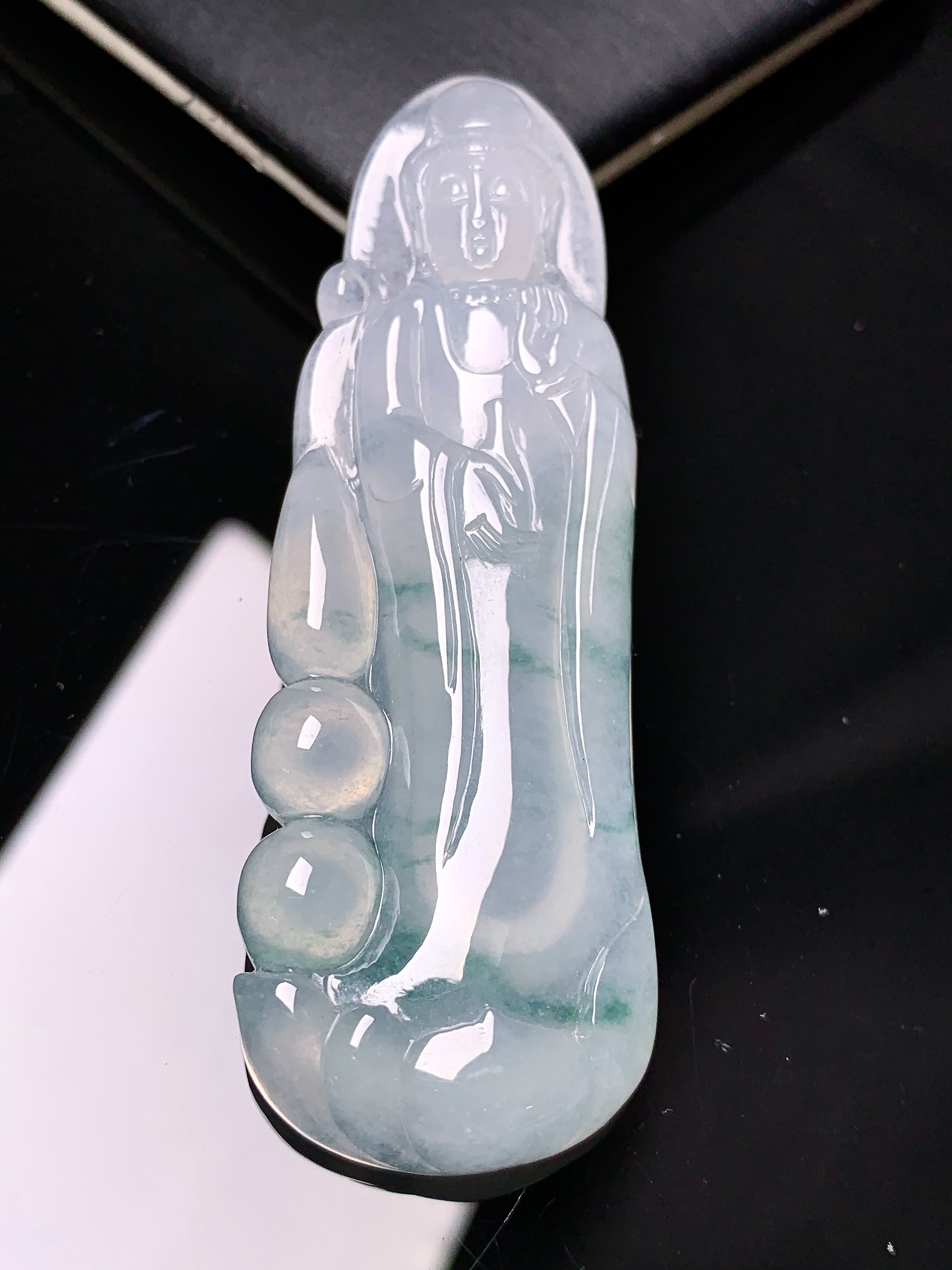 飘绿观音菩萨吊坠 玉质细腻 色泽艳丽清新 水润亮眼 整体尺寸68*23*6.8f4