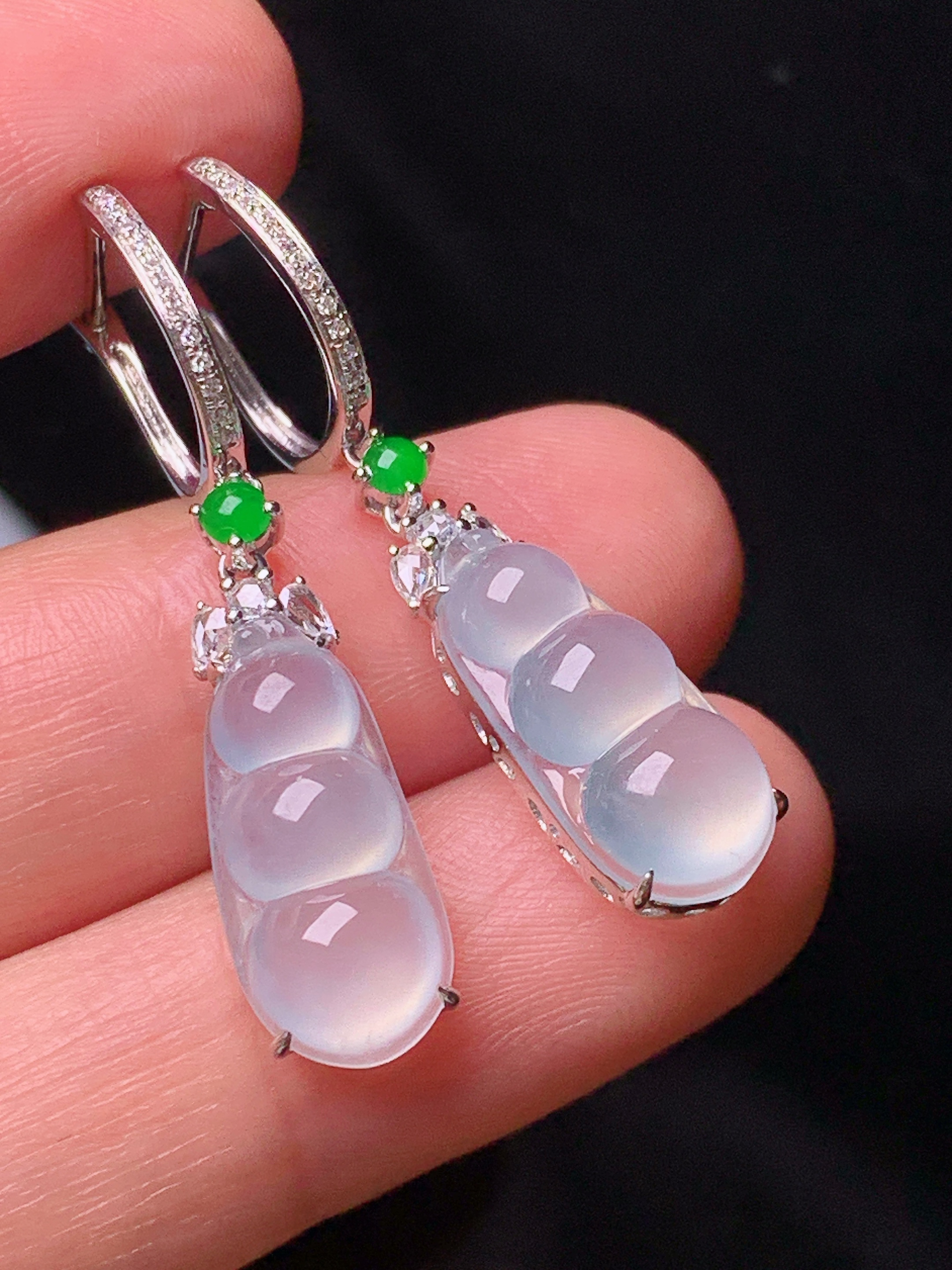 18k金钻镶嵌冰种四季豆耳坠 玉质细腻 色泽艳丽清新 水润亮眼 整体尺寸34.2*7.6*6 h6
