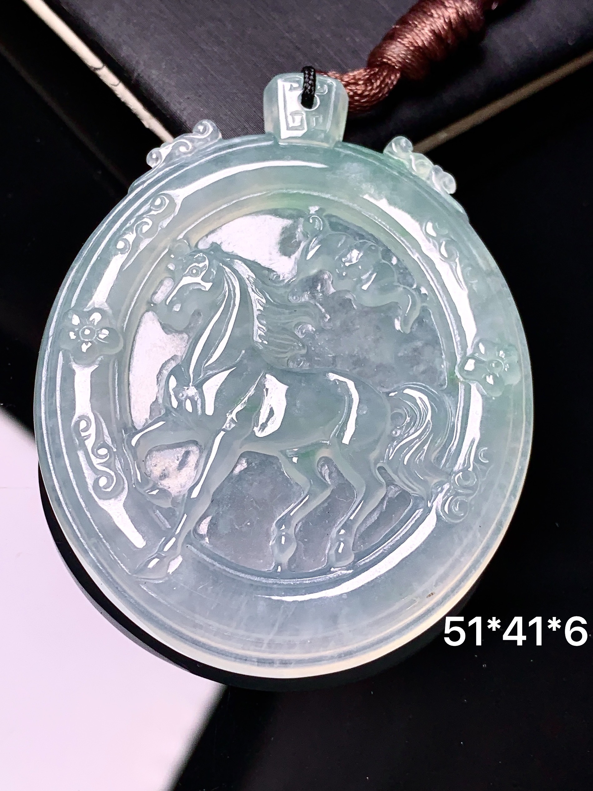 冰种生肖马吊坠 玉质细腻 色泽艳丽清新 水润亮眼 整体尺寸51*41*6b2