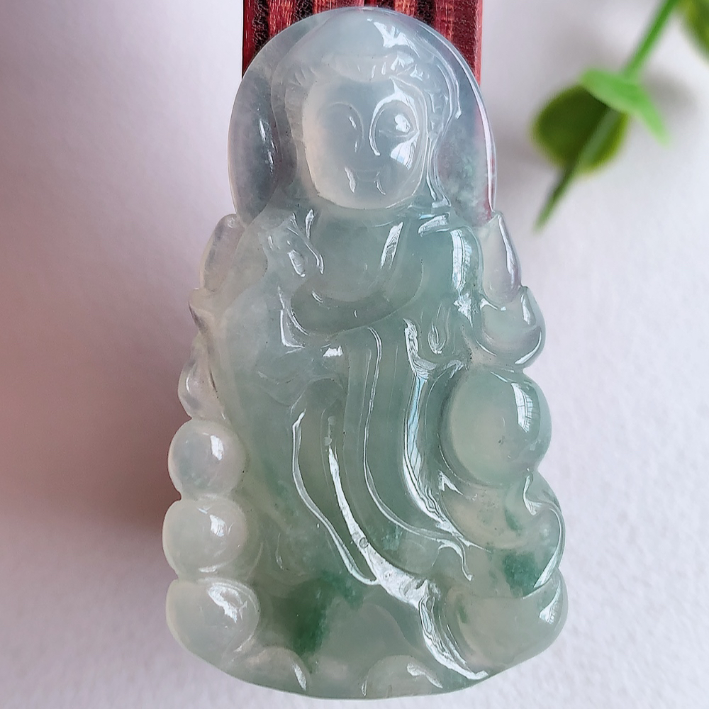 冰润精雕飘花观音吊坠，法相端庄大气，工艺精湛，种色浓郁，细腻饱满冰润，种老水足，收藏佳品，佩戴大气 