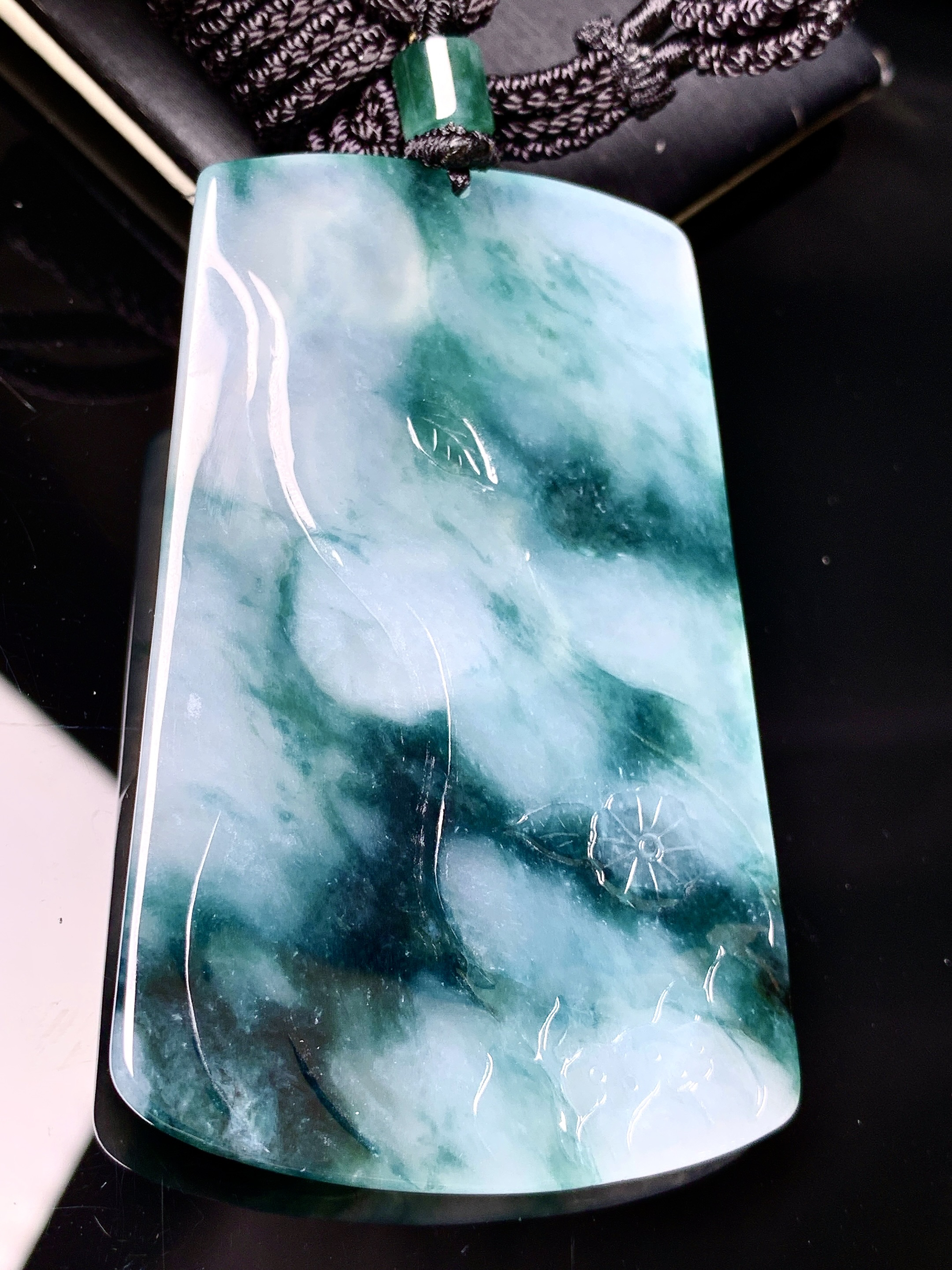 飘蓝观音菩萨吊坠 玉质细腻 色泽艳丽清新 水润亮眼 整体尺寸69.2*42.6*5.6L1