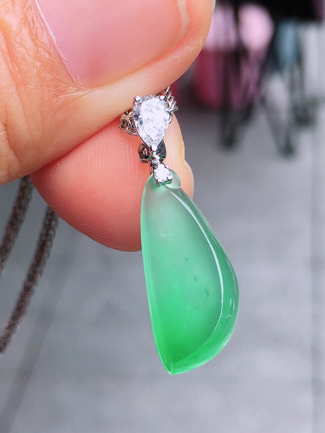 冰绿福瓜吊坠，色泽均匀艳丽，玉质细腻，荧光感超
强，饱满圆润，尽显优雅气质，18k
金豪华镶嵌