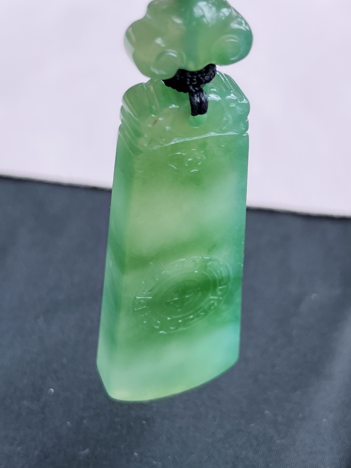️油绿无事牌，简约时尚，尺寸49.3/19.6/6.5，自然光实拍