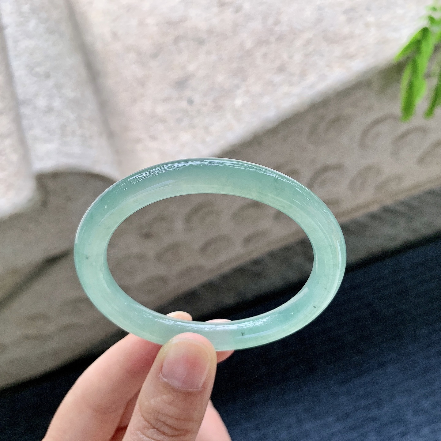 贵妃51 52 圈口52.1/45.6/7.9/7.8 编码GL050243 描述糯冰晴绿，种老，细腻，无裂