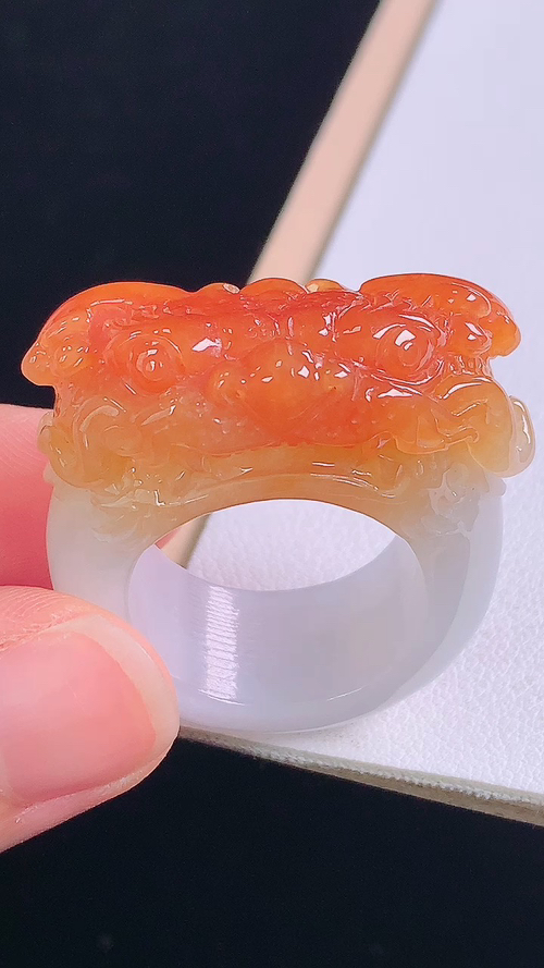 ️黄翡貔貅扳指，无裂，尺寸:圈口21/19.3-12.8-9.9mm，编号30