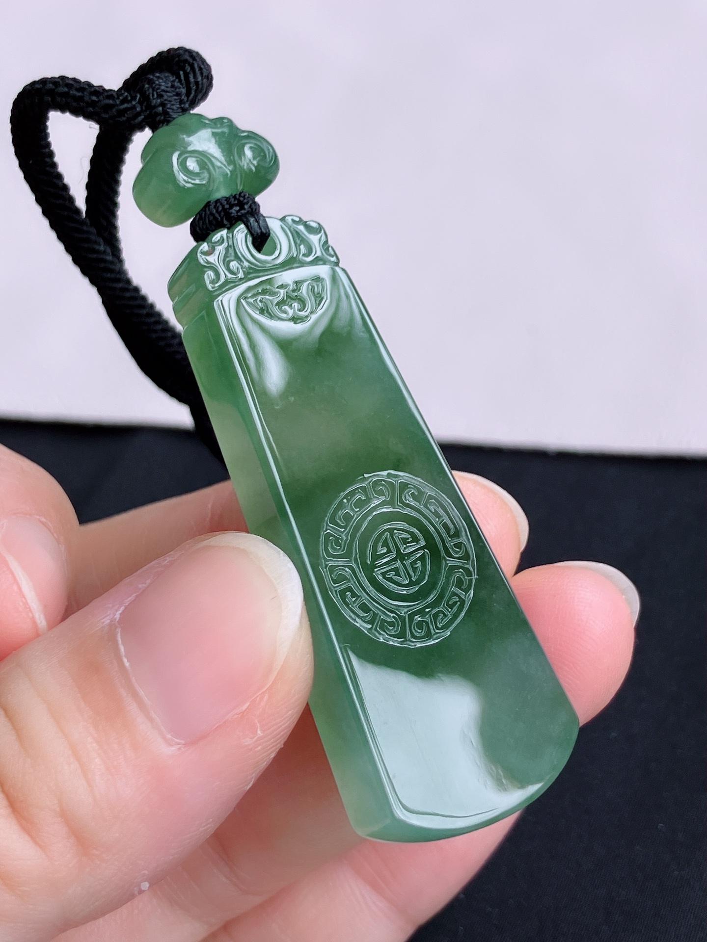 ️油绿无事牌，简约时尚，尺寸49.3/19.6/6.5，自然光实拍
