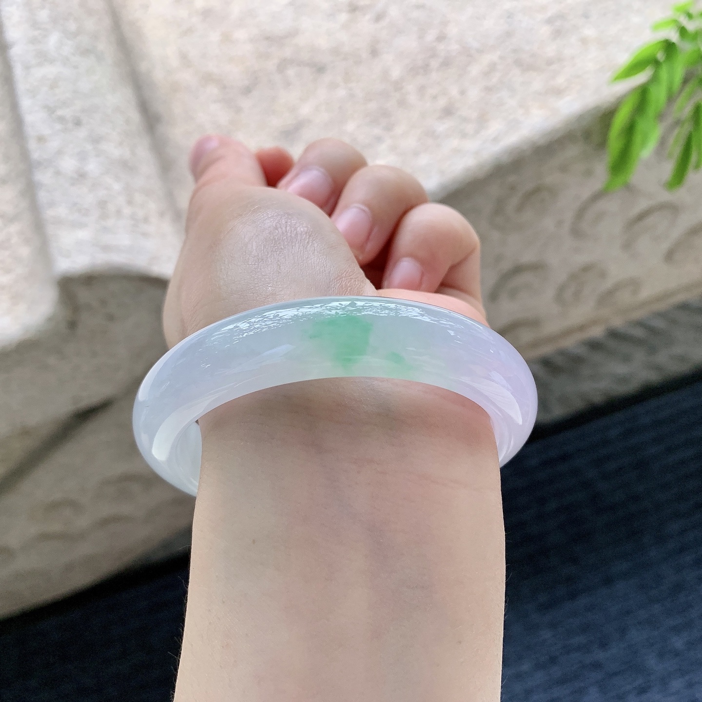 正圈54 55 【圈口】55.8/12.2/8.5 【编码】C5050233 【描述】冰糯春彩，水润，种老，细腻，打灯有棉线