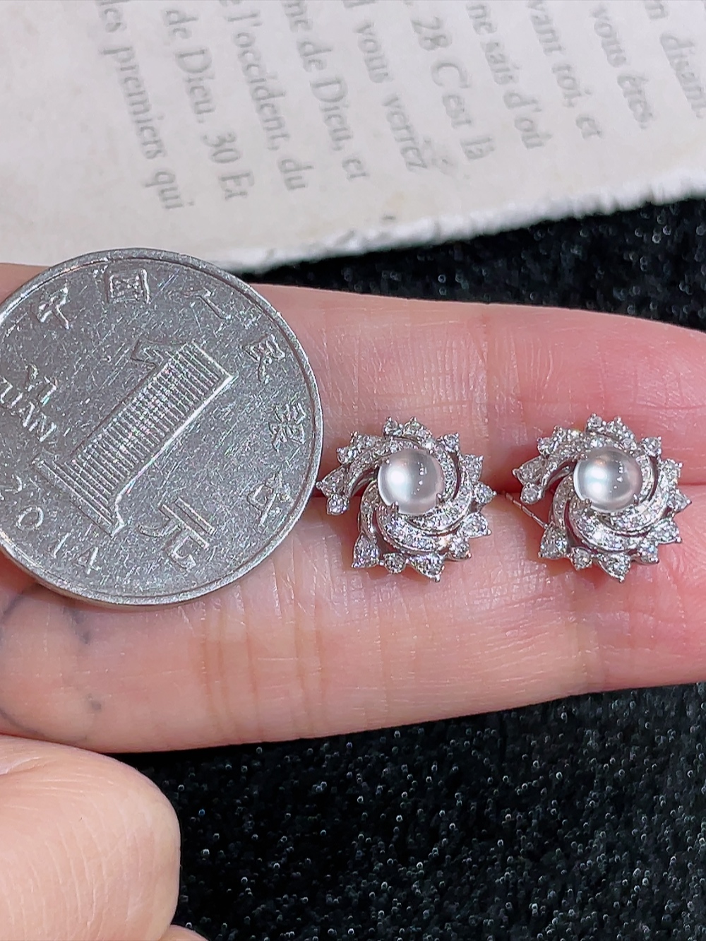 ️4号冰种鸽子蛋耳钉，无裂，18k金镶嵌，南非钻镶，厚装饱满，荧光四射，刚性十足，高端大气，性比高11.8/11.6/7.2，裸石4.5/4.5