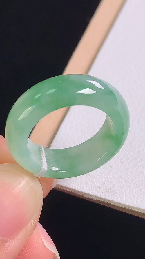 ️冰飘绿指环，无裂，尺寸:圈口10/15.9-6.2-3.2mm