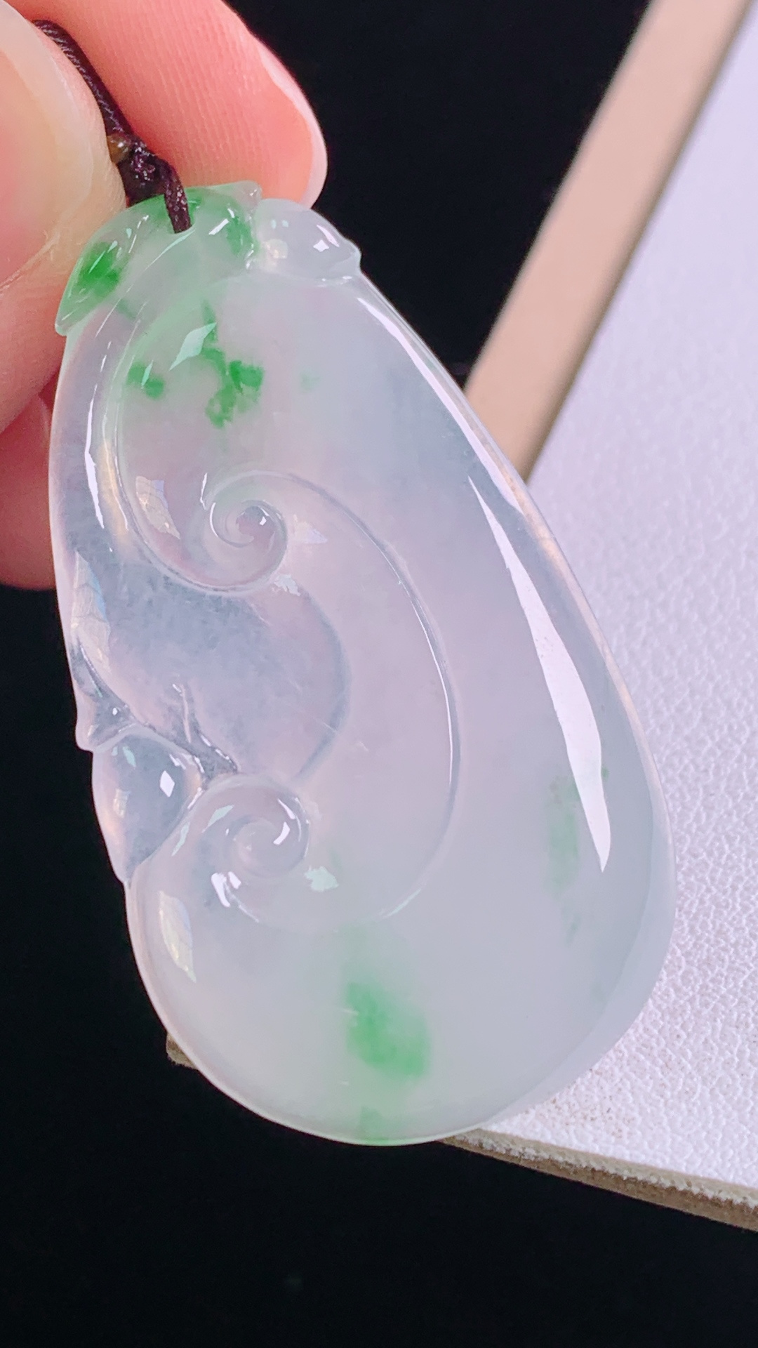 ️冰飘绿如意，色泽鲜亮，清爽通透，无裂，尺寸:46.1/26.0/4.7mm
