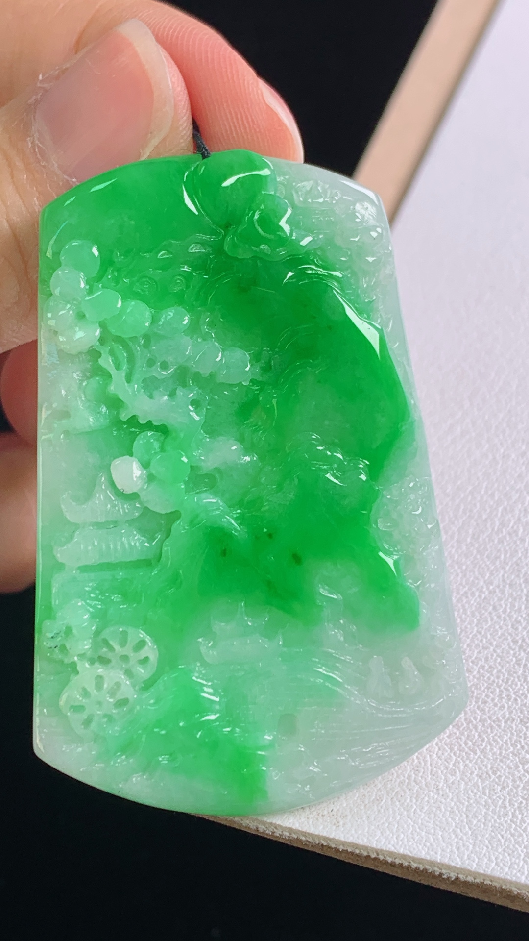 ️阳绿山水牌，色辣色艳，雕工精细，无裂，尺寸51.9/34.8/5.4，编号27