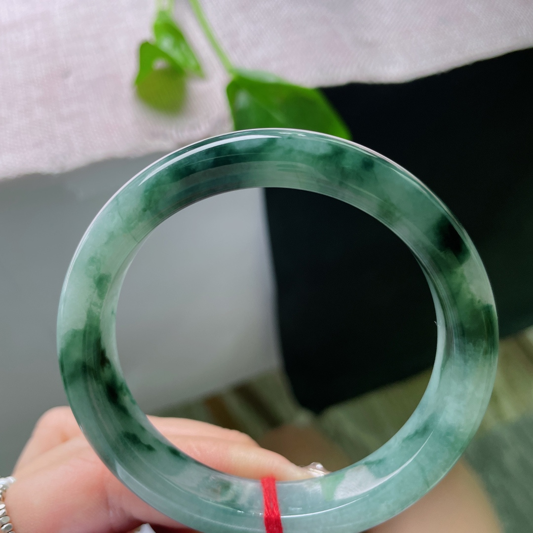57.3/11.7/8.4，飘花正圈，水润细腻，种老，温馨淑雅，如墨渲染，无裂，ss54610a