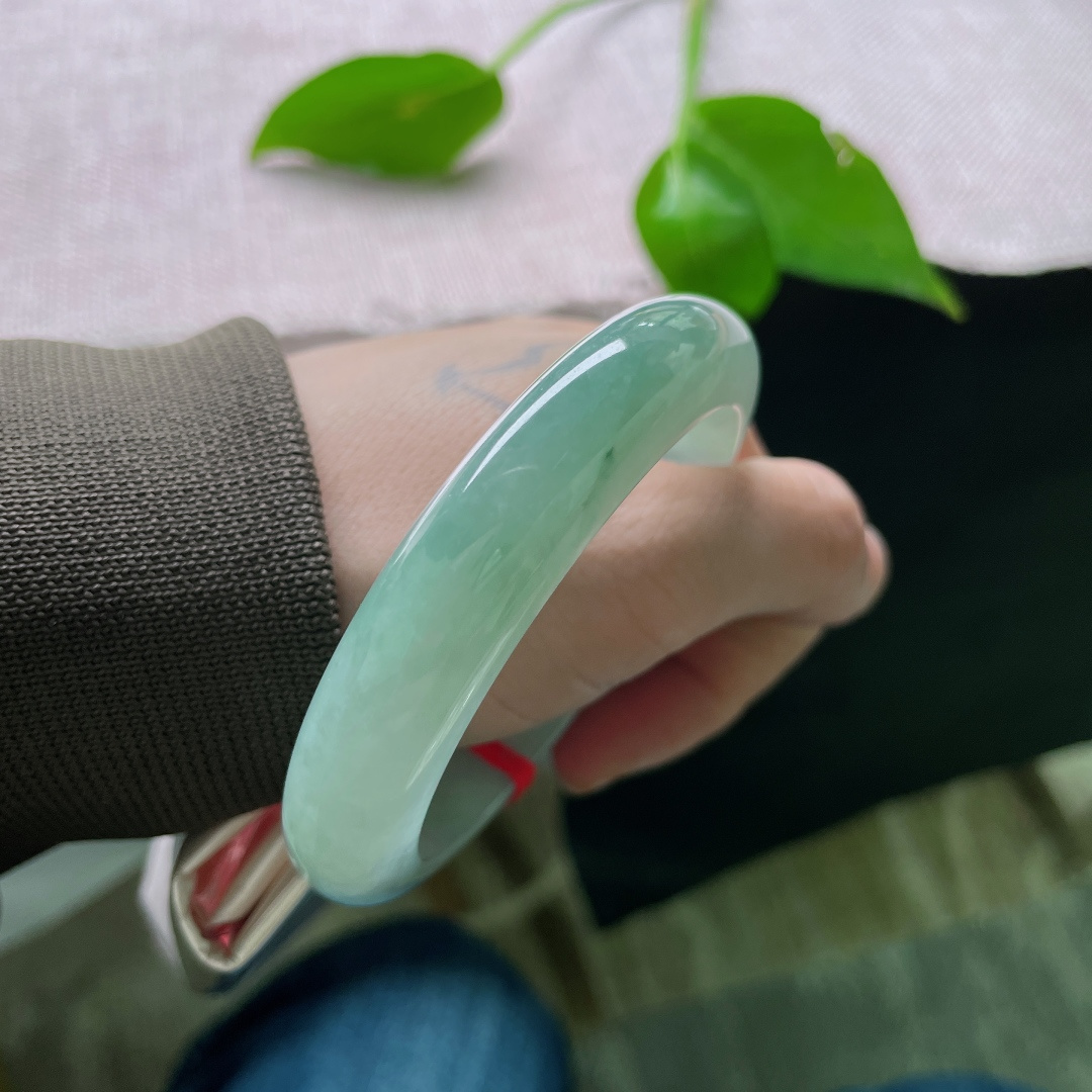 56.8/12.7/8.9，湖水蓝正圈，种老，一汪湖水清，半盏温柔心。一点皮纹，ss49782a