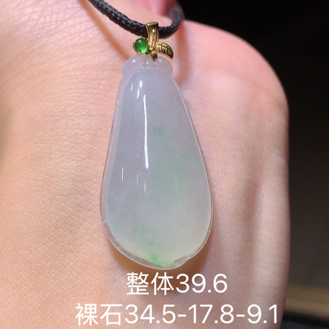 冰飘绿福瓜吊坠，底子细腻，品相喜悦，佩戴优雅灵气，34.5/17.8/9.1