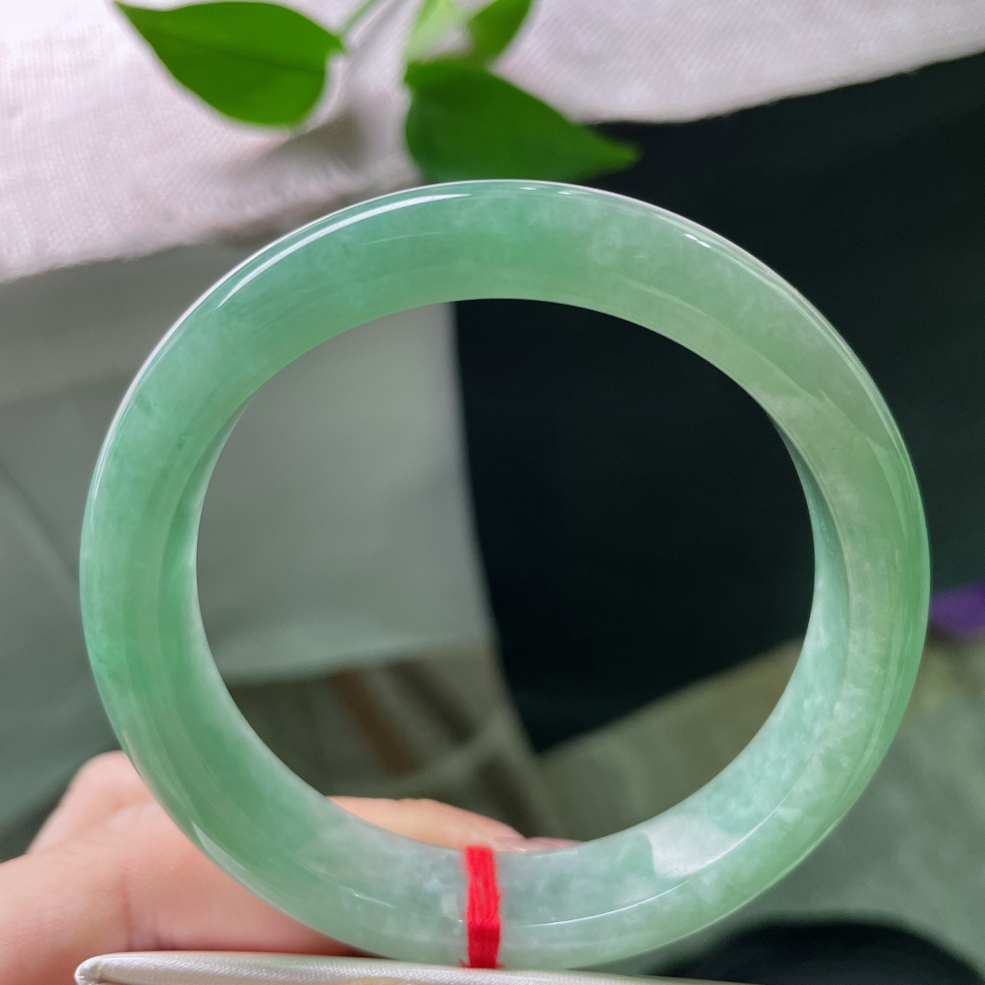57.8/11.7/8.2，绿底正圈，不争艳，不夺目，让人心安的颜色，水润，皮纹，ss52712a