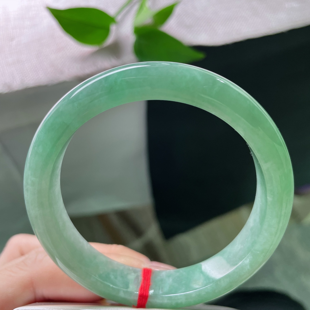 57.8/11.7/8.2，绿底正圈，不争艳，不夺目，让人心安的颜色，水润，皮纹，ss52712a
