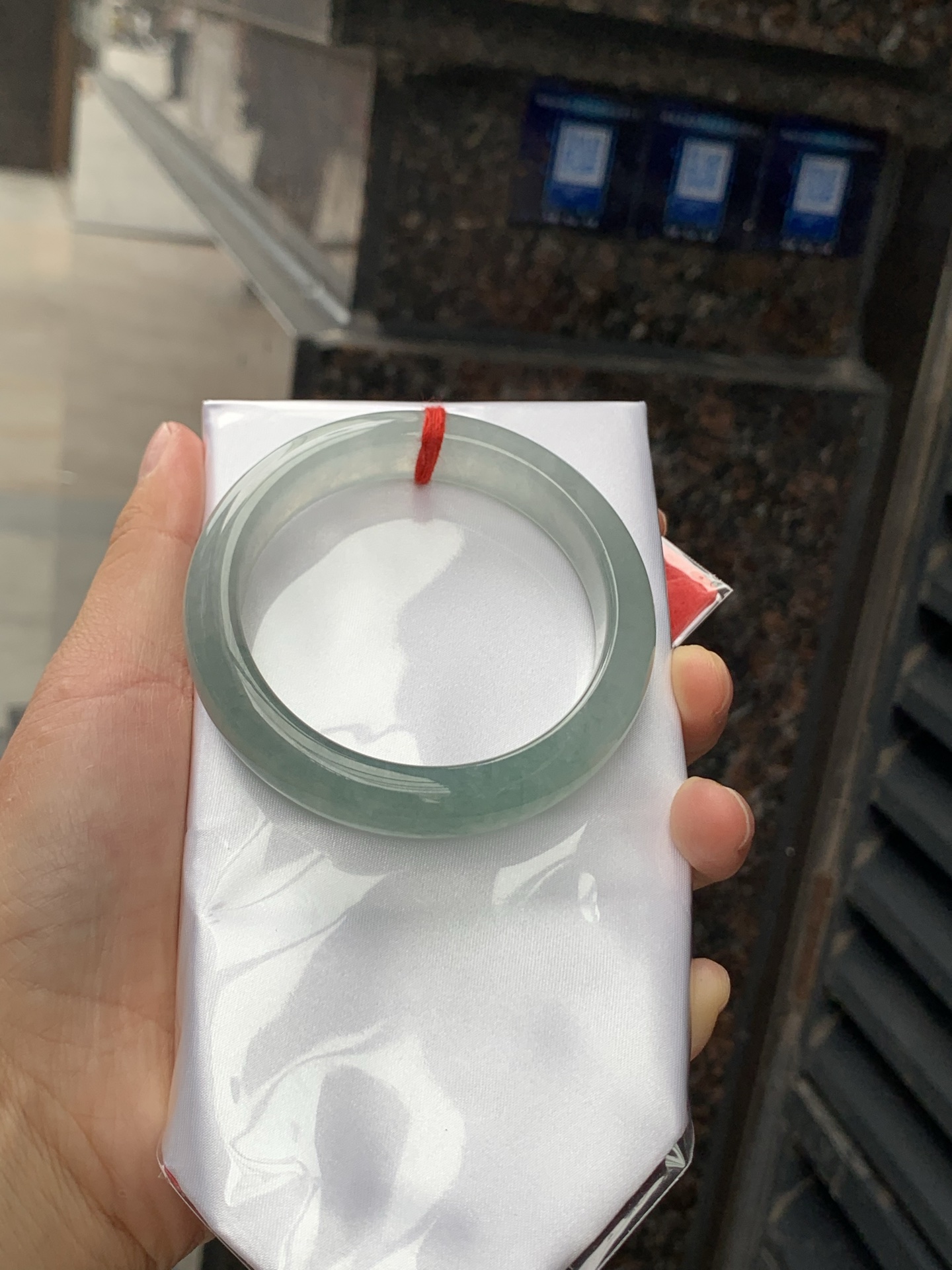 半山水正圈，55.6/12.4/8.5，0504-N621，打灯多处细纹，底妆水润细腻，半山半水天然意境，上手不挑皮，自带清冷感，低调不张扬，越看越有味道