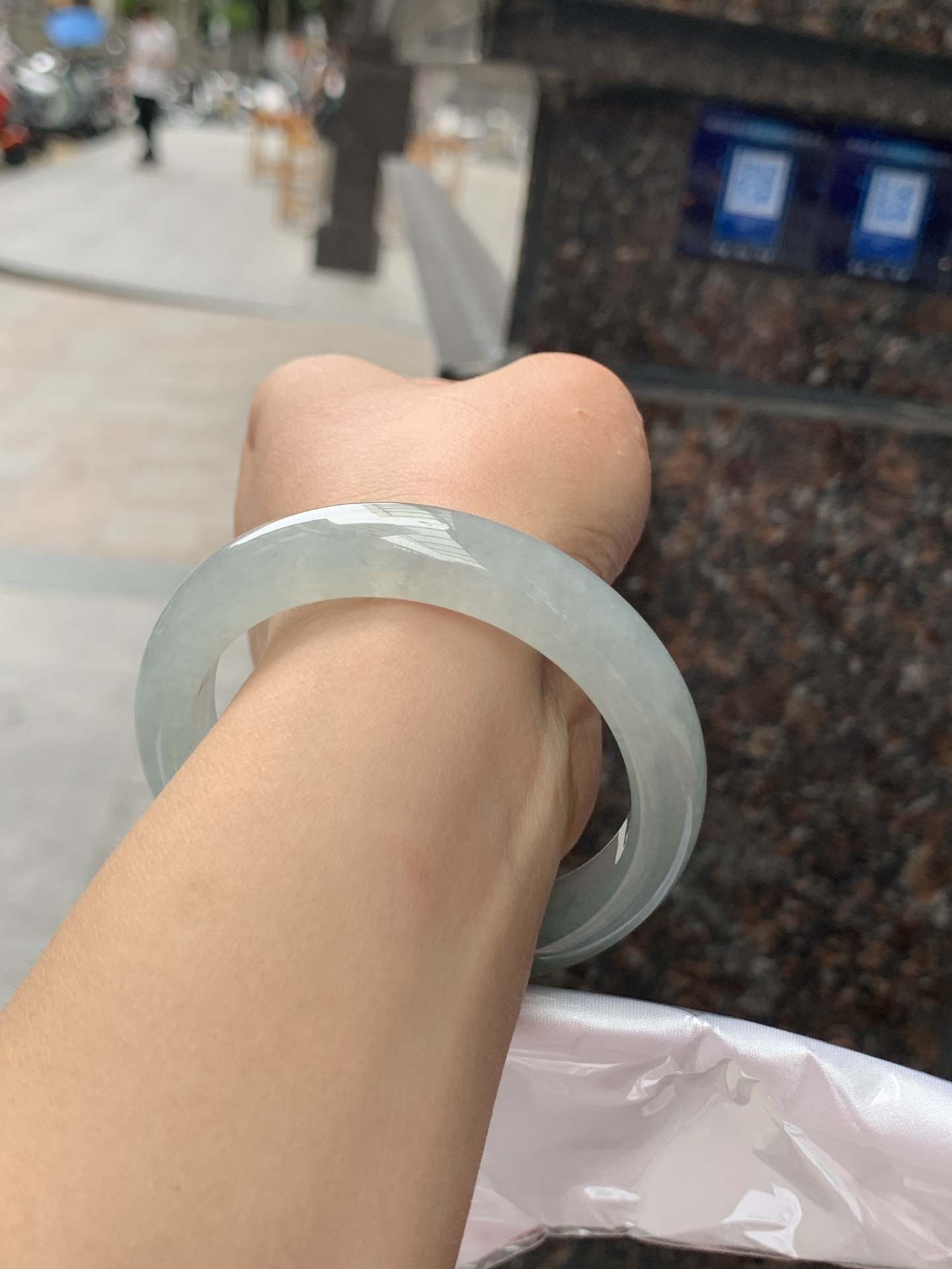 半山水正圈，55.6/12.4/8.5，0504-N621，打灯多处细纹，底妆水润细腻，半山半水天然意境，上手不挑皮，自带清冷感，低调不张扬，越看越有味道