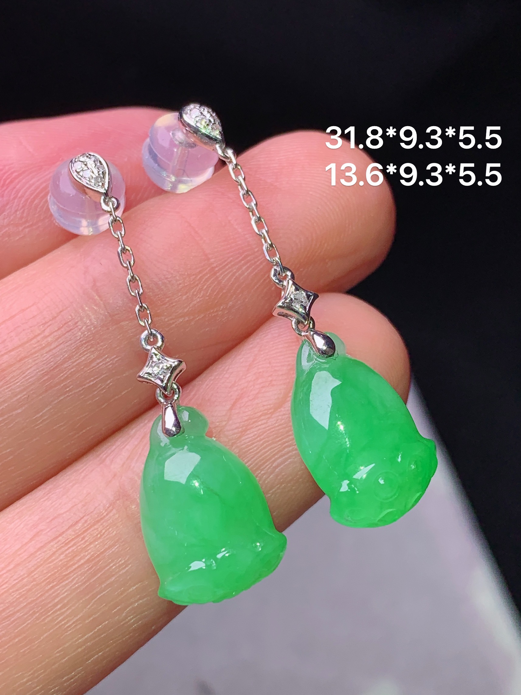 18k金钻镶嵌阳绿莲蓬耳坠 玉质细腻 色泽艳丽清新 水润亮眼 整体尺寸31.8*9.3*5.5 z1