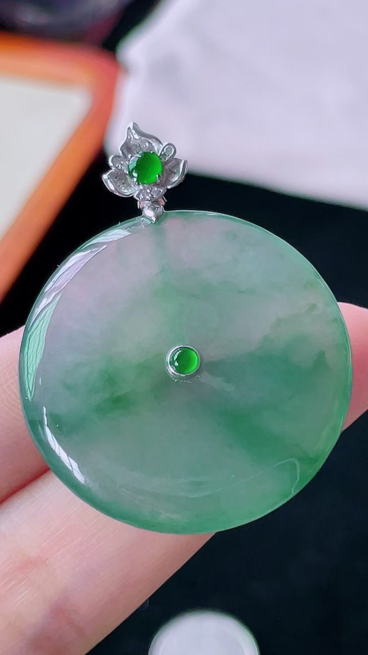 【翡翠名称】18K金镶冰飘花平安扣吊坠
【翡翠尺寸】裸石32.2/5mm
【翡翠描述】宝贝种老水足，玉质细腻，色泽靓丽，性价比高，佩戴效果好！
【其它赠送】权威证书/精美挂绳盒子/支持全国复检