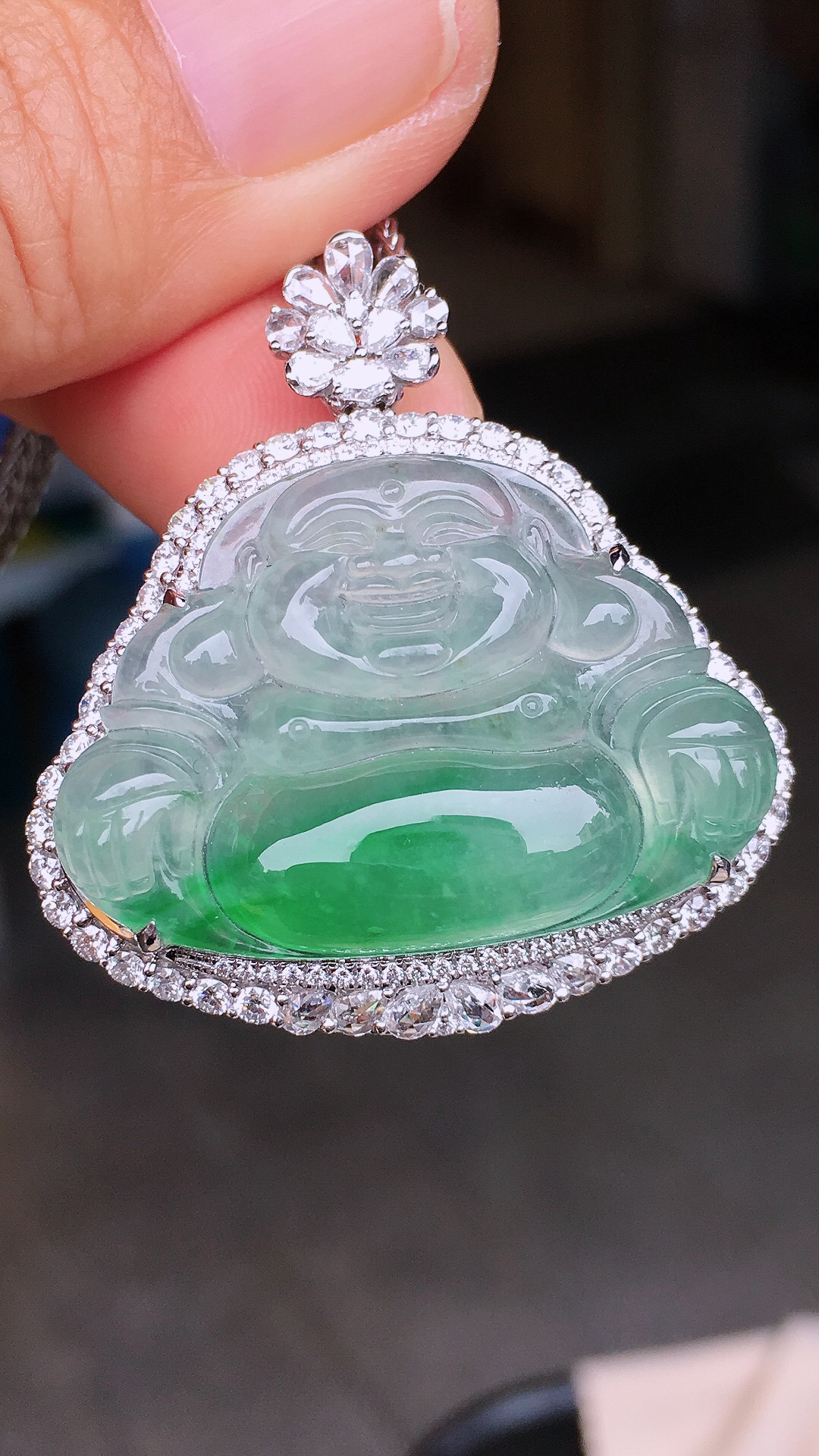 飘绿佛公吊坠，色泽艳丽，玉质细腻，荧光感超
强，饱满圆润，尽显优雅气质，18k
金豪华镶嵌