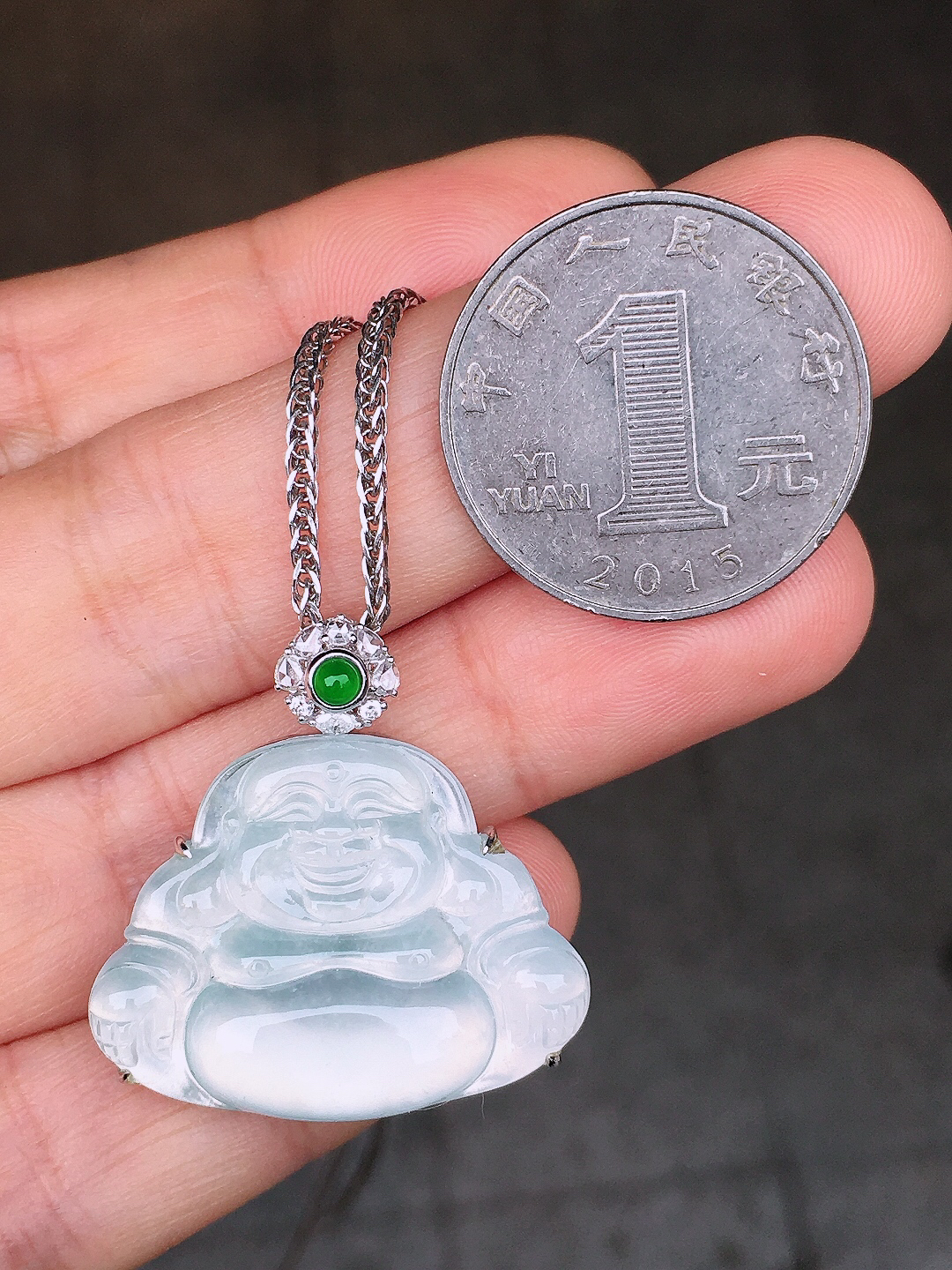 冰种佛公吊坠，玉质细腻，荧光感超
强，饱满圆润，尽显优雅气质，18k
金豪华镶嵌