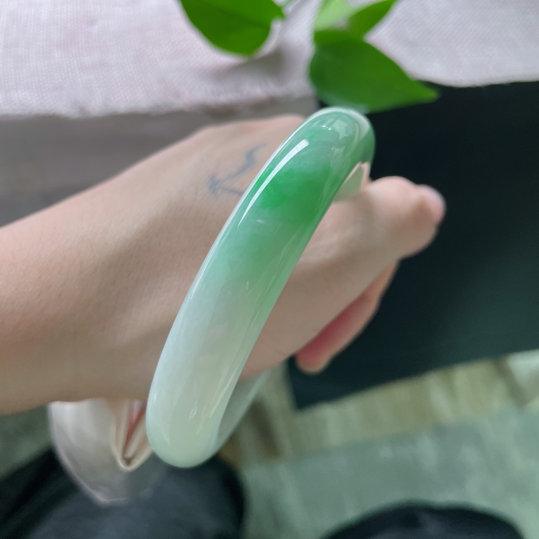 60/12.3/8.7飘绿正圈，大圈口，白底青，青翠欲滴，水头好，肉质细腻，皮纹，ss52617a