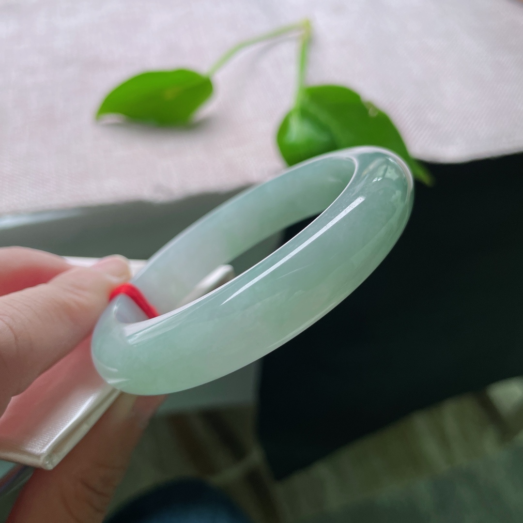 56.8/12.7/8.9，湖水蓝正圈，种老，一汪湖水清，半盏温柔心。一点皮纹，ss49782a