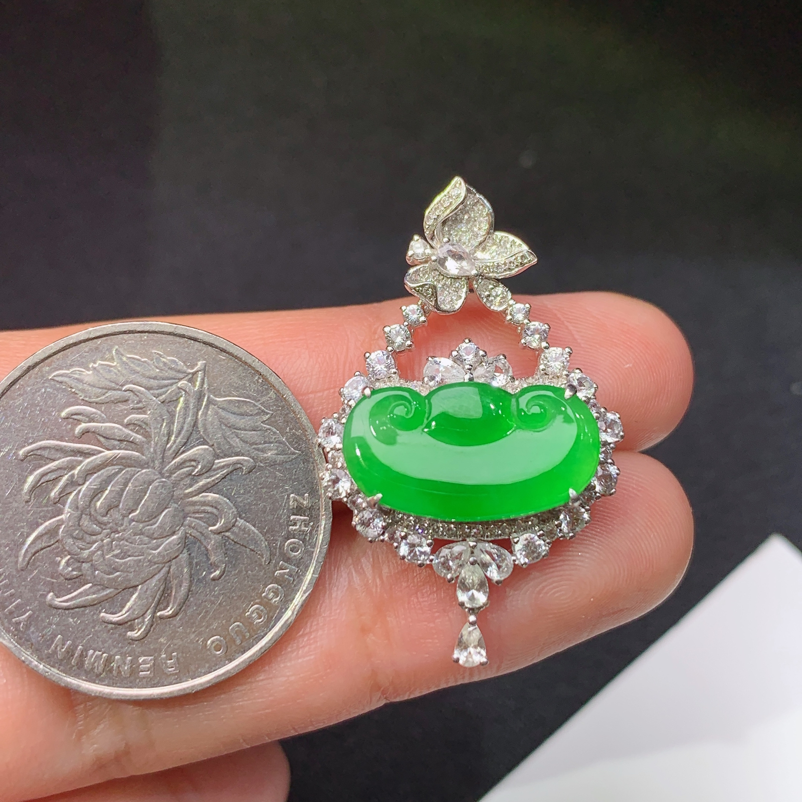 冰阳绿如意吊坠，18k金镶嵌，冰润色阳，玉质细腻，种水足，Xl01 尺寸32.2*20.1*6.8